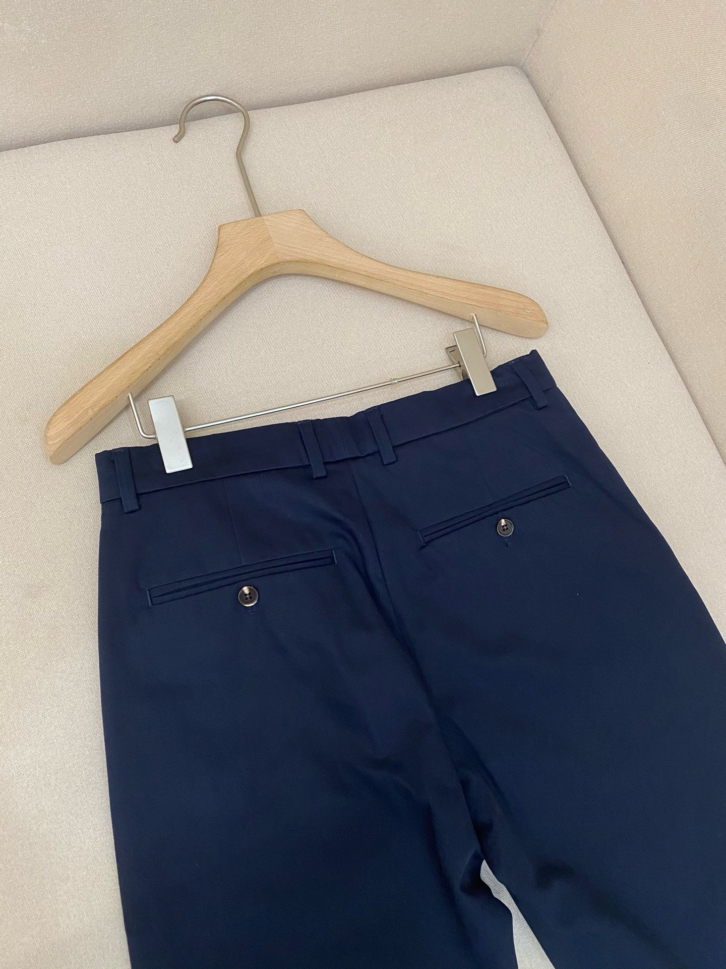 Dunkelblaue und aprikosenfarbene Hose