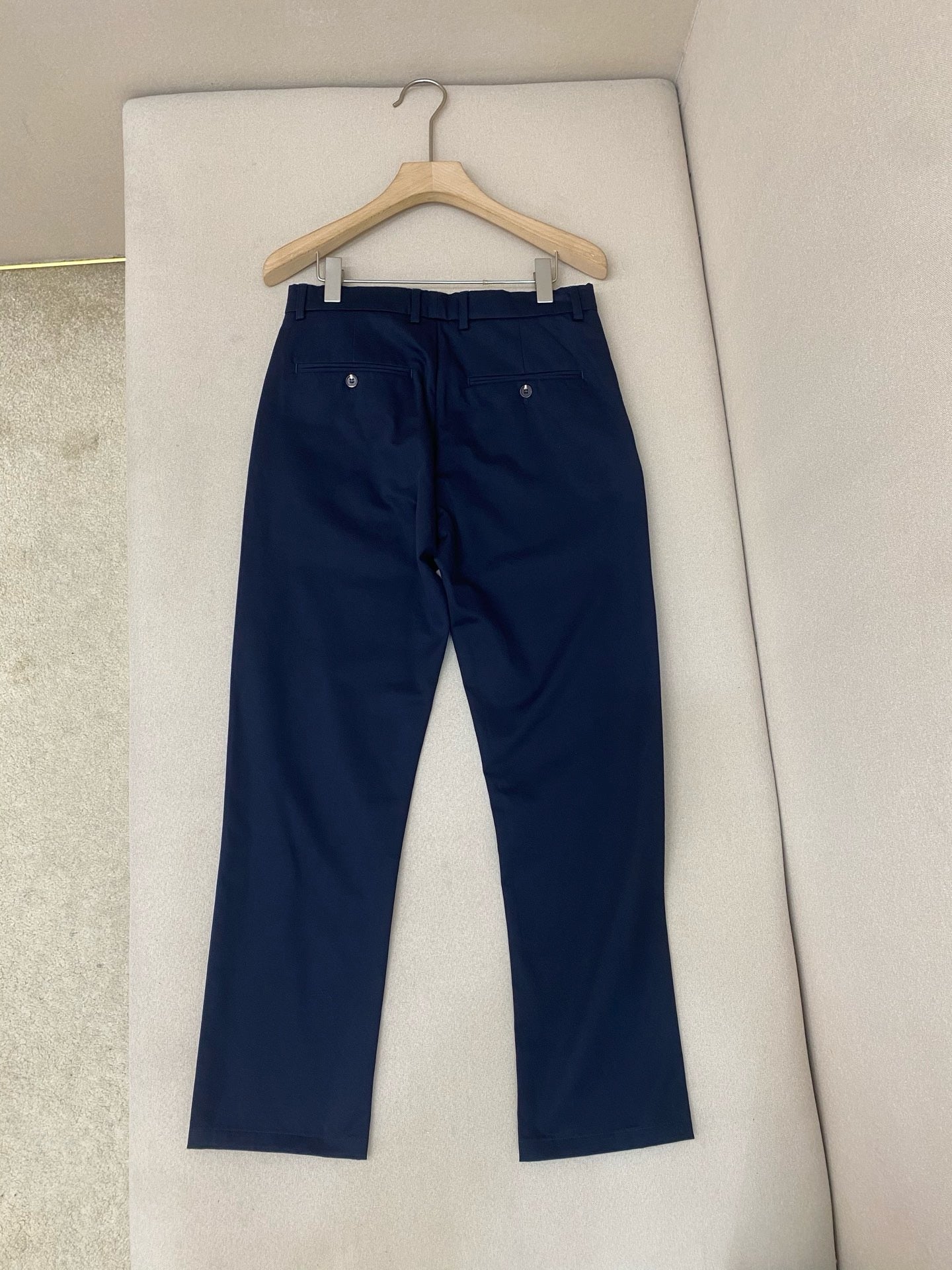 Dunkelblaue und aprikosenfarbene Hose