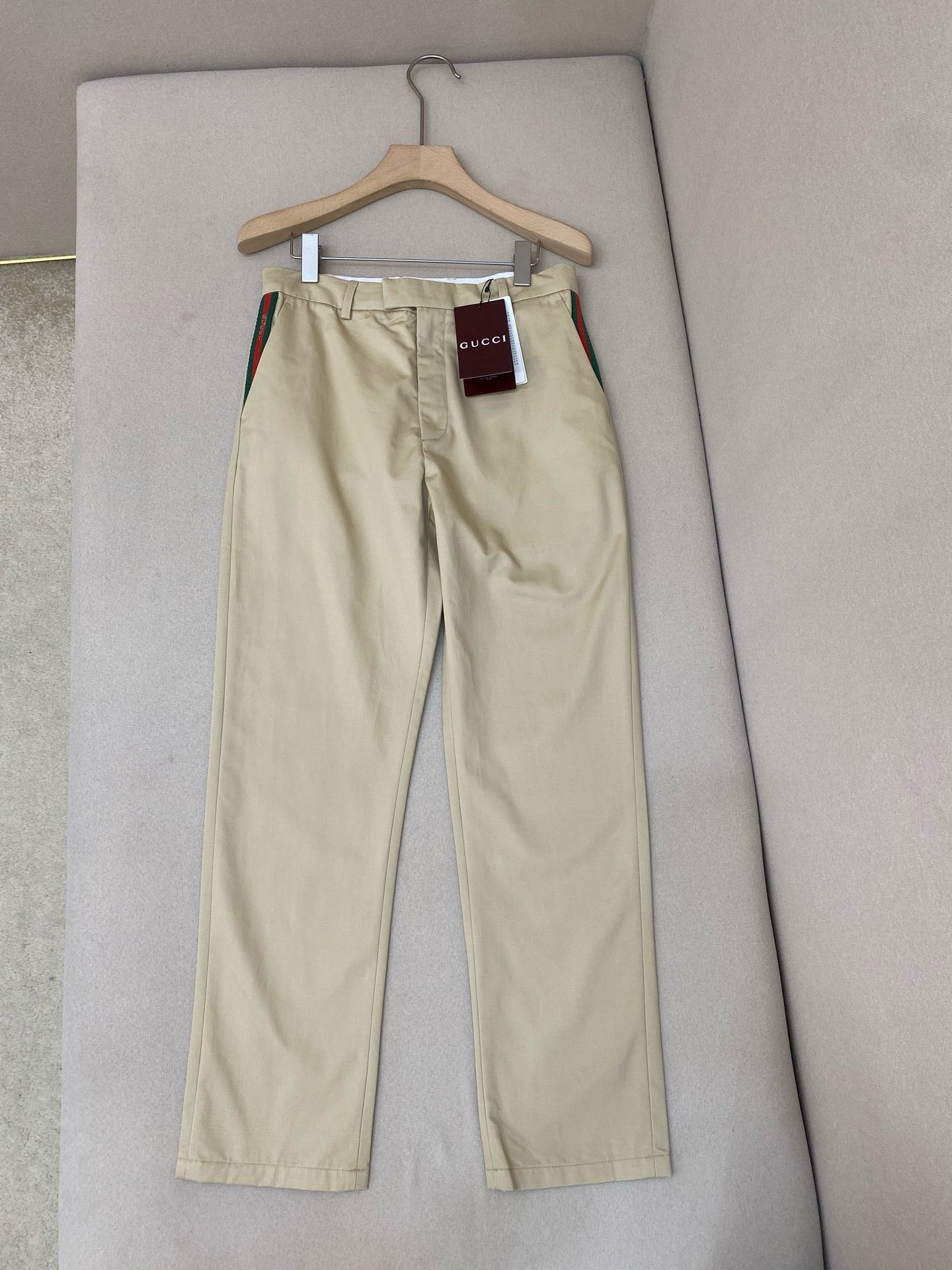 Dunkelblaue und aprikosenfarbene Hose
