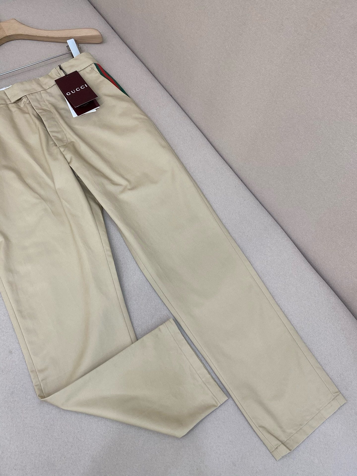 Dunkelblaue und aprikosenfarbene Hose