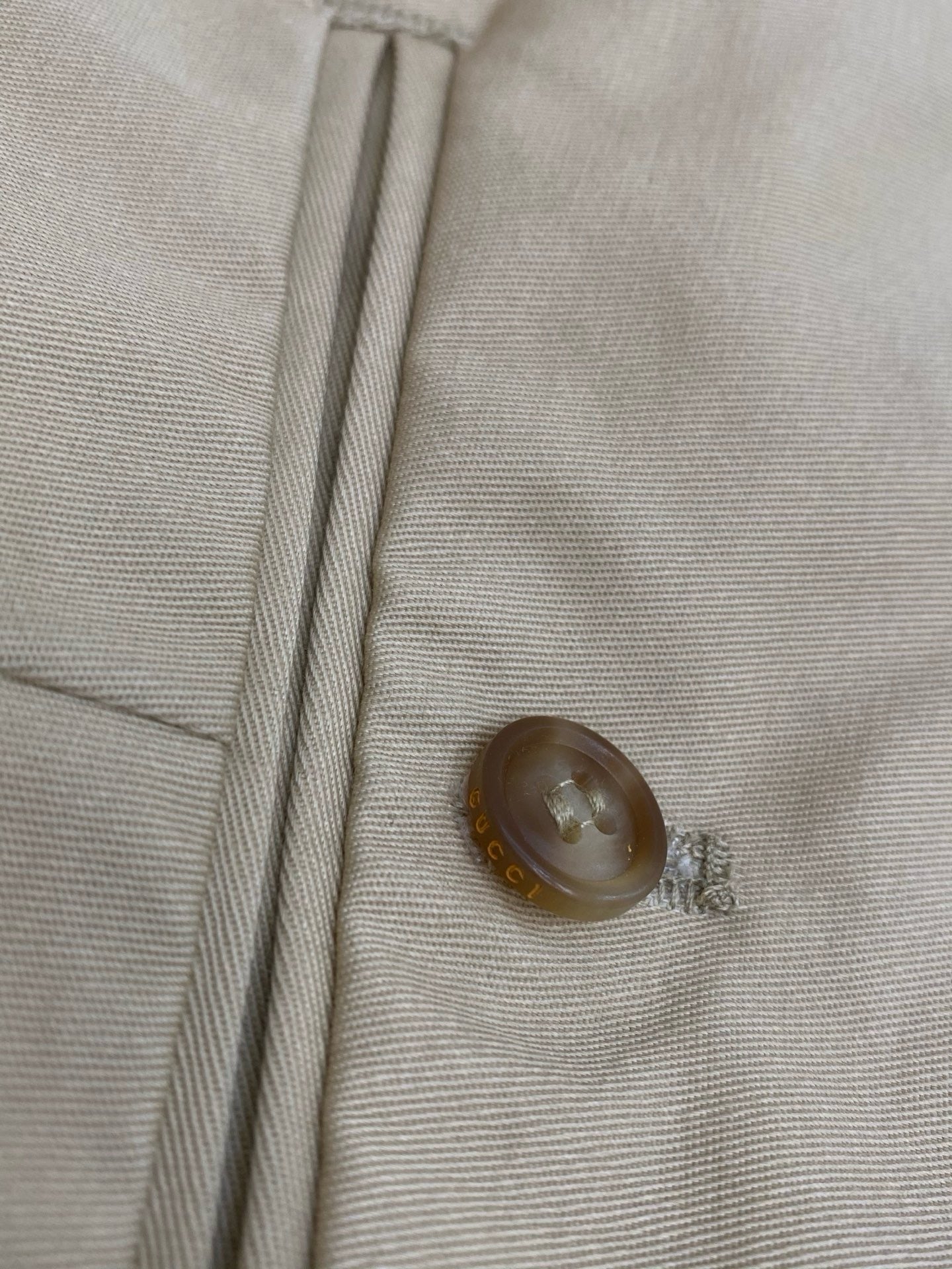 Dunkelblaue und aprikosenfarbene Hose