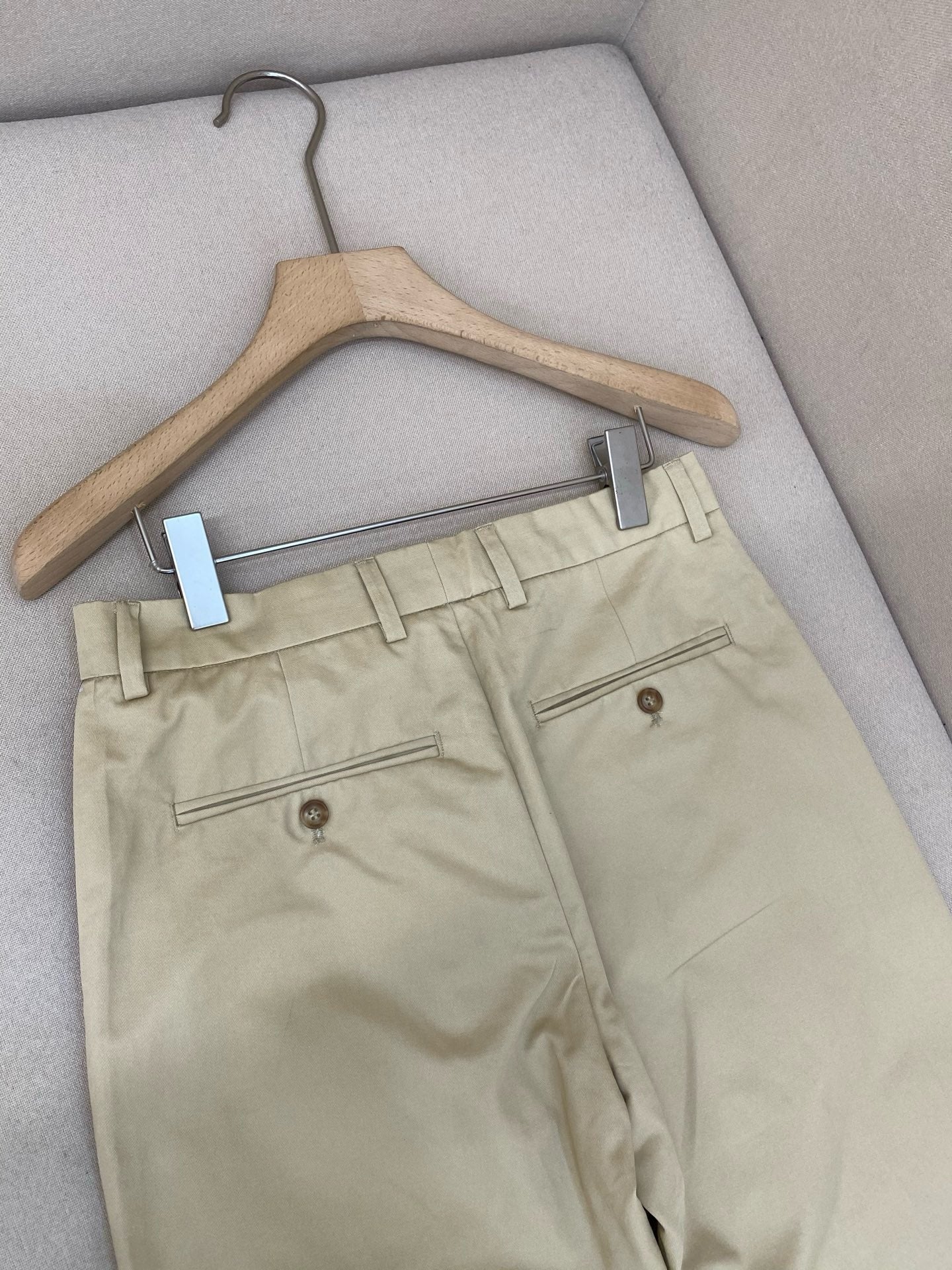 Dunkelblaue und aprikosenfarbene Hose