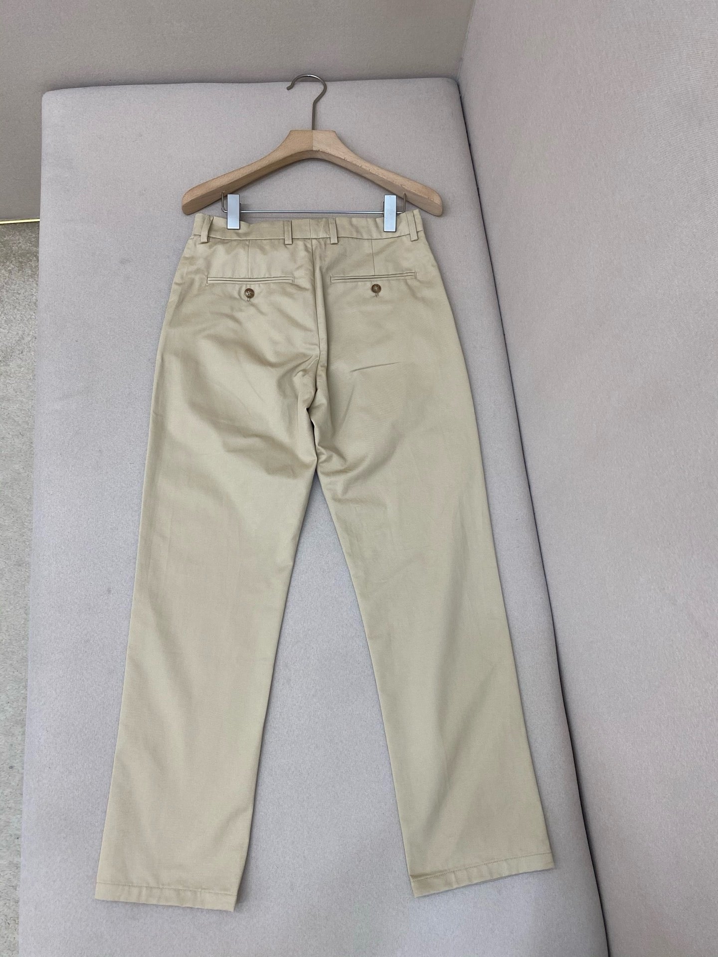 Dunkelblaue und aprikosenfarbene Hose
