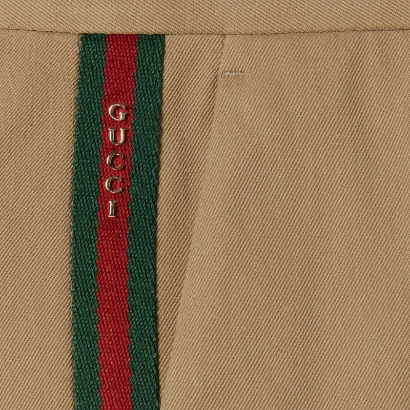 Dunkelblaue und aprikosenfarbene Hose
