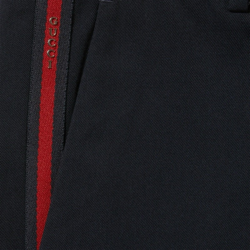 Dunkelblaue und aprikosenfarbene Hose