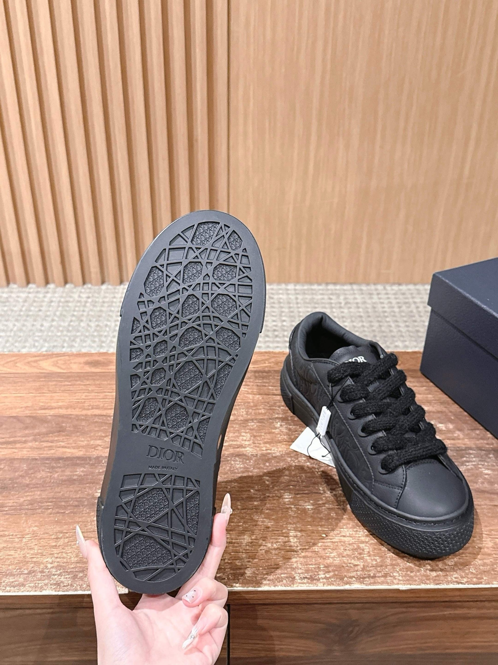 Black and White Shoes - FashionHype.xyz