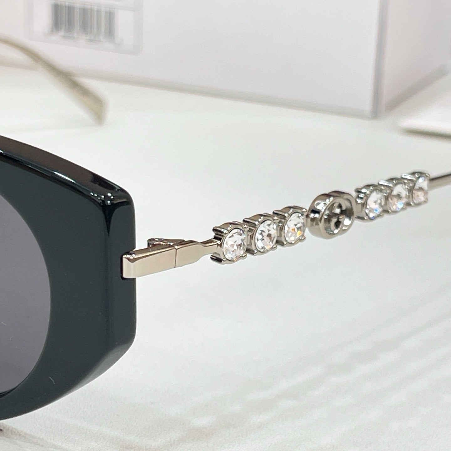 Mehrfarbige Sonnenbrille
