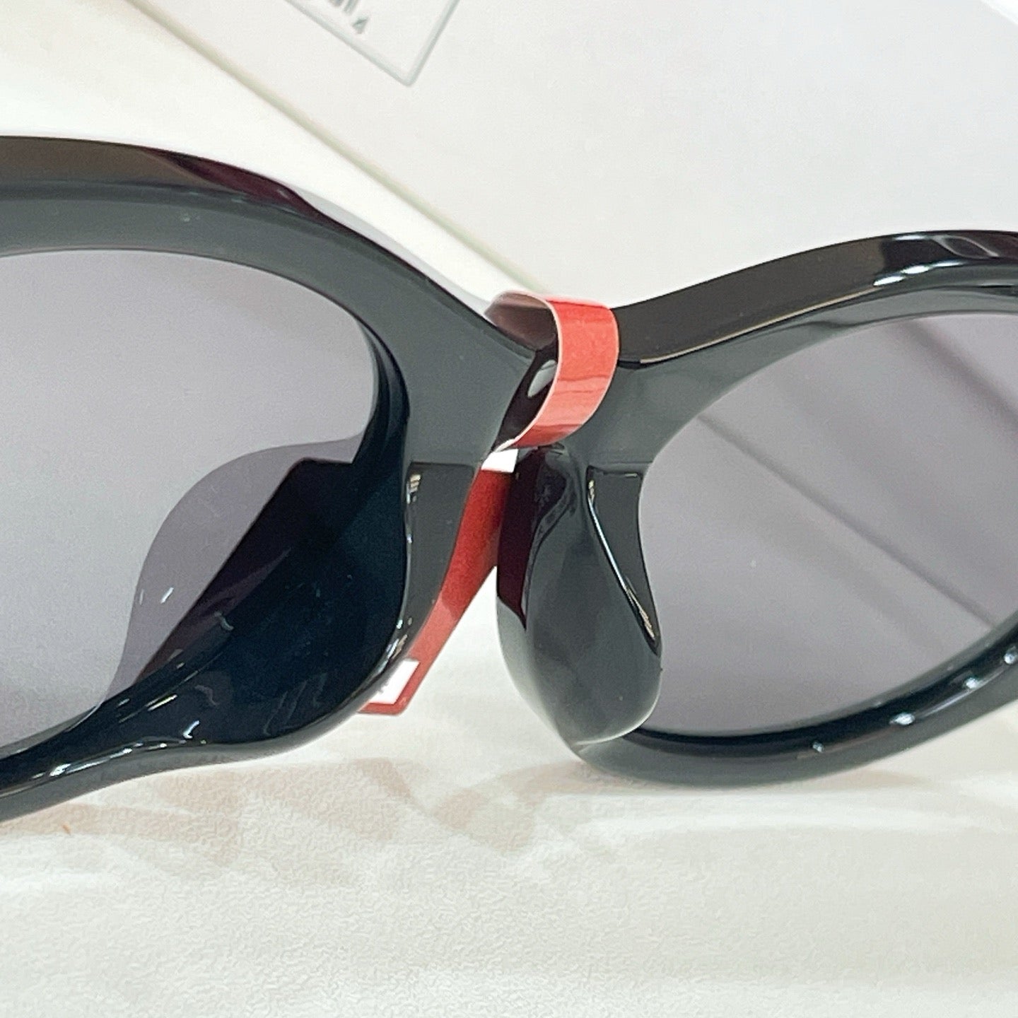 Mehrfarbige Sonnenbrille