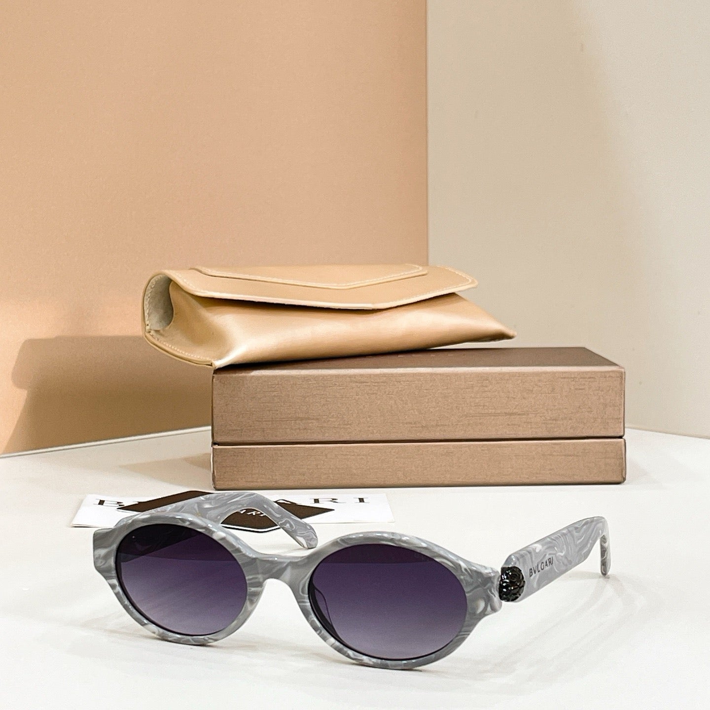 Mehrfarbige Sonnenbrille