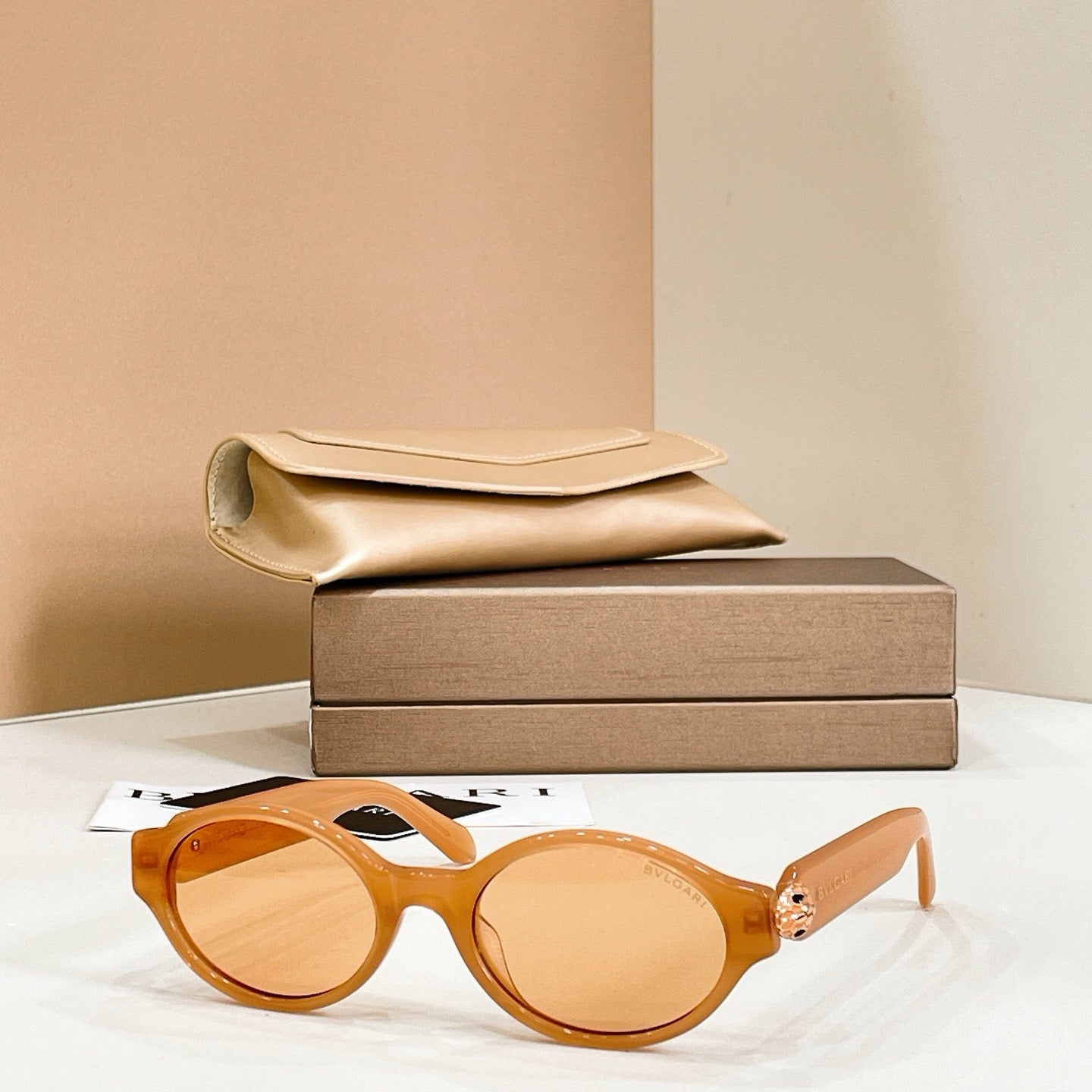 Mehrfarbige Sonnenbrille