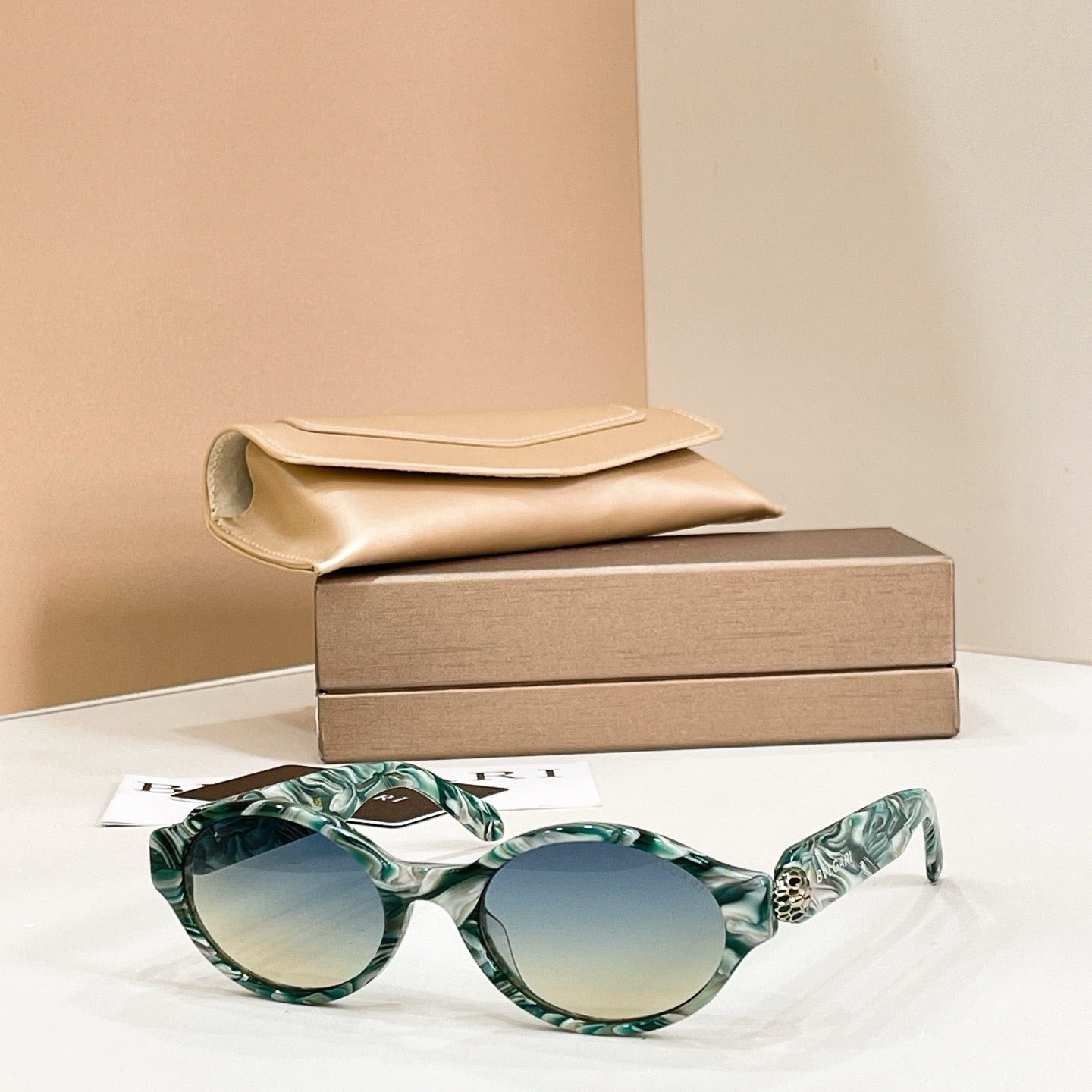 Mehrfarbige Sonnenbrille