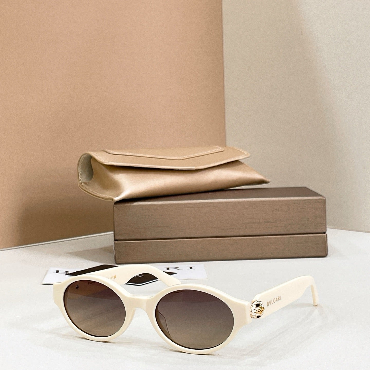 Mehrfarbige Sonnenbrille