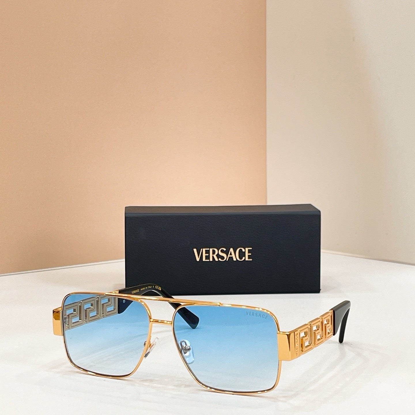 Mehrfarbige Sonnenbrille
