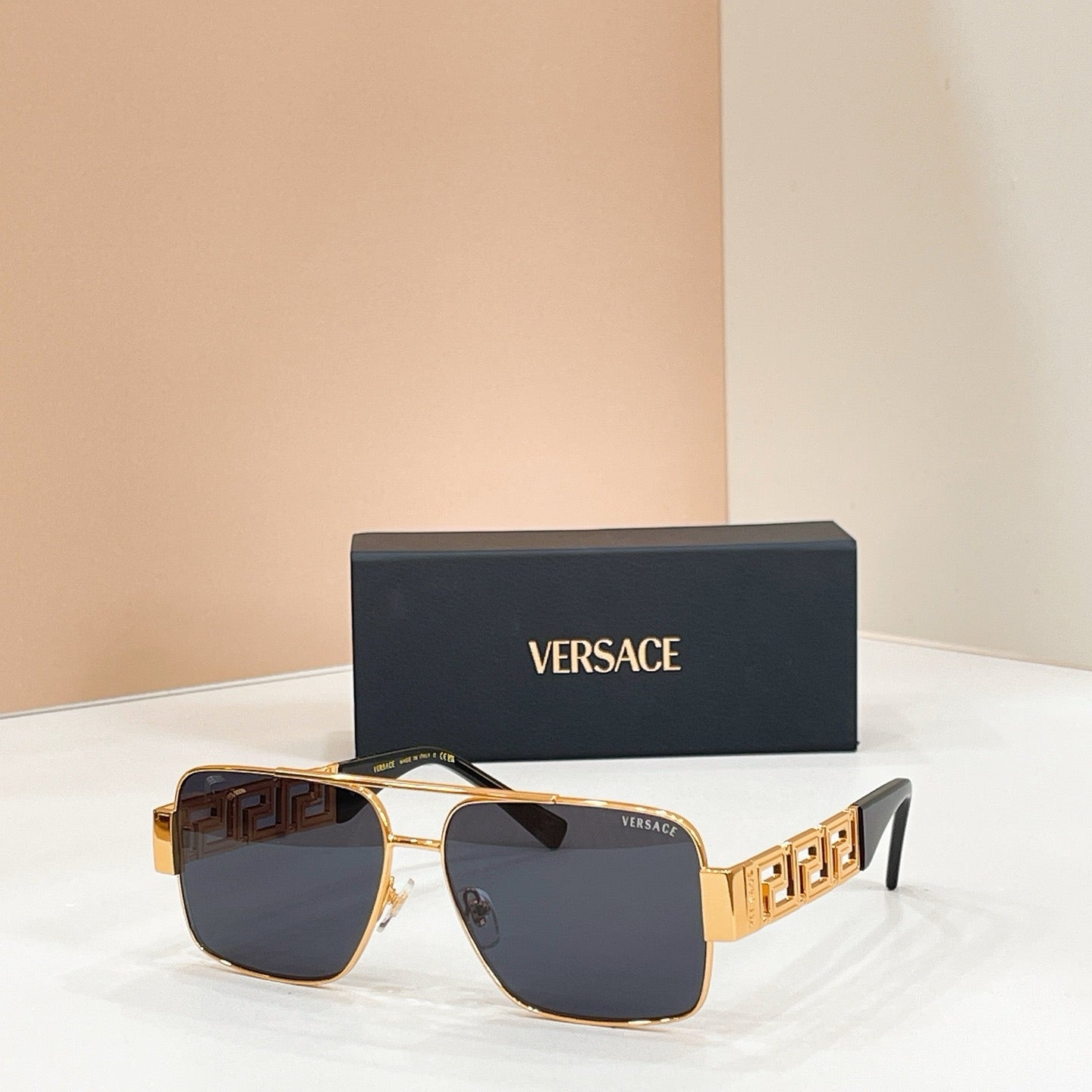 Mehrfarbige Sonnenbrille