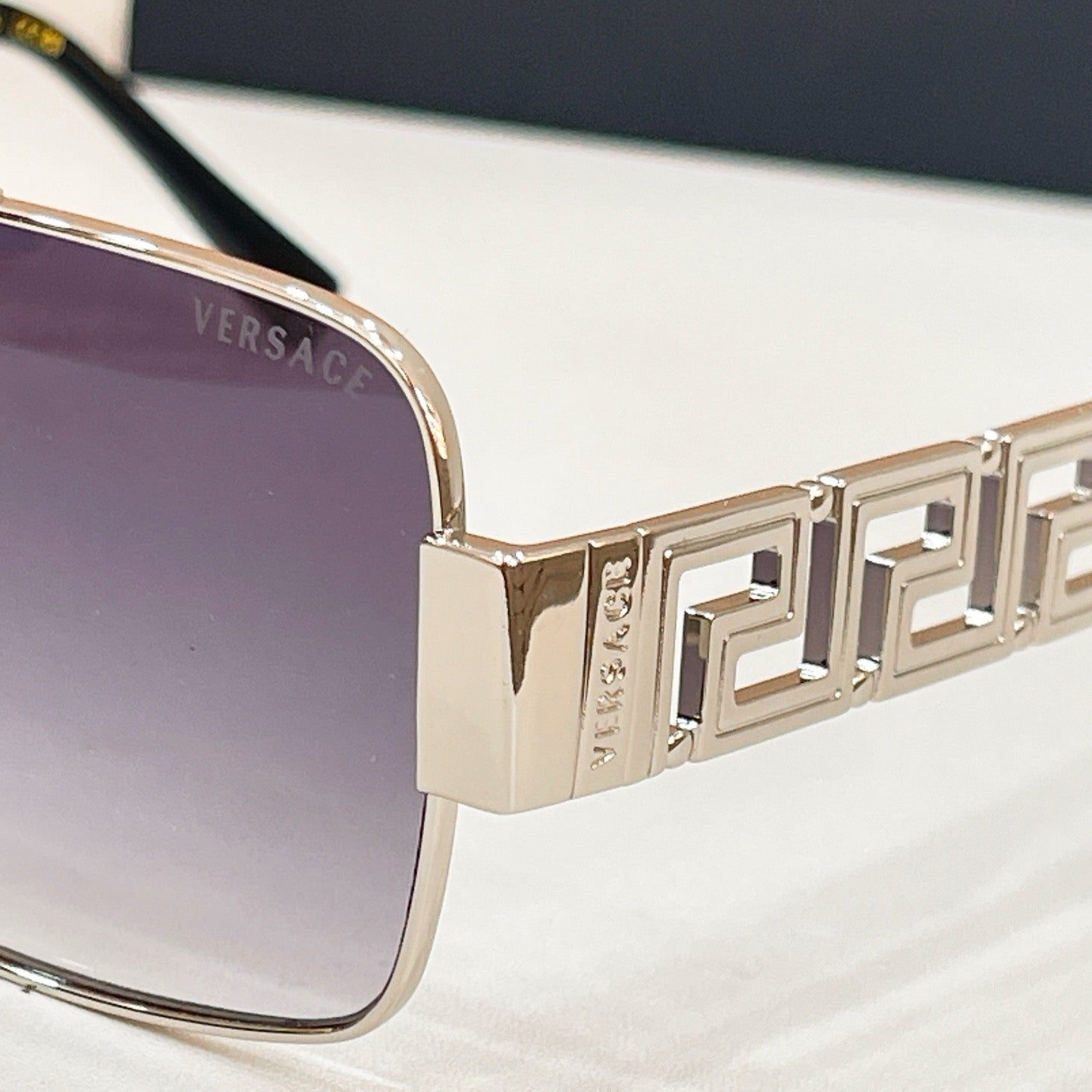 Mehrfarbige Sonnenbrille