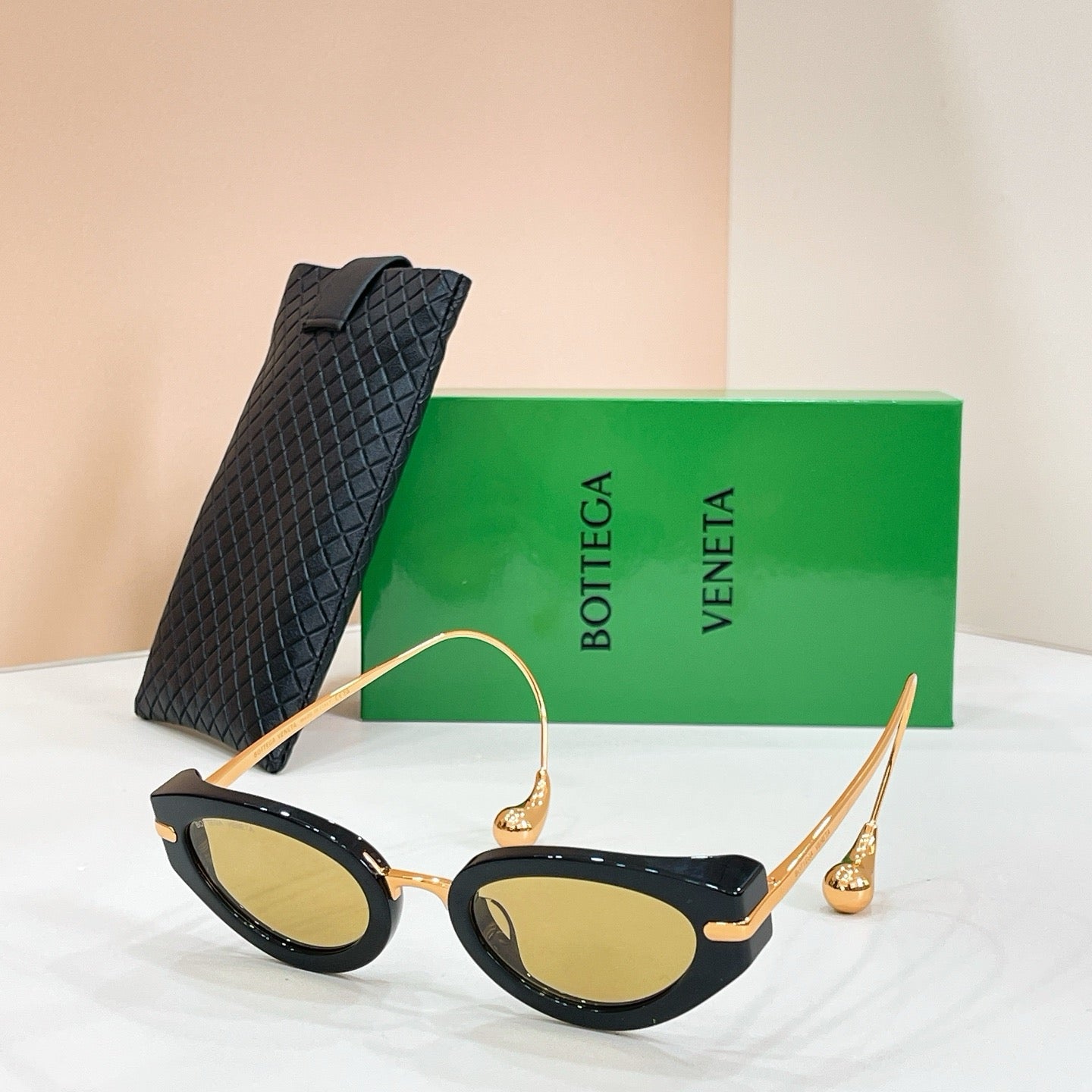 Mehrfarbige Sonnenbrille