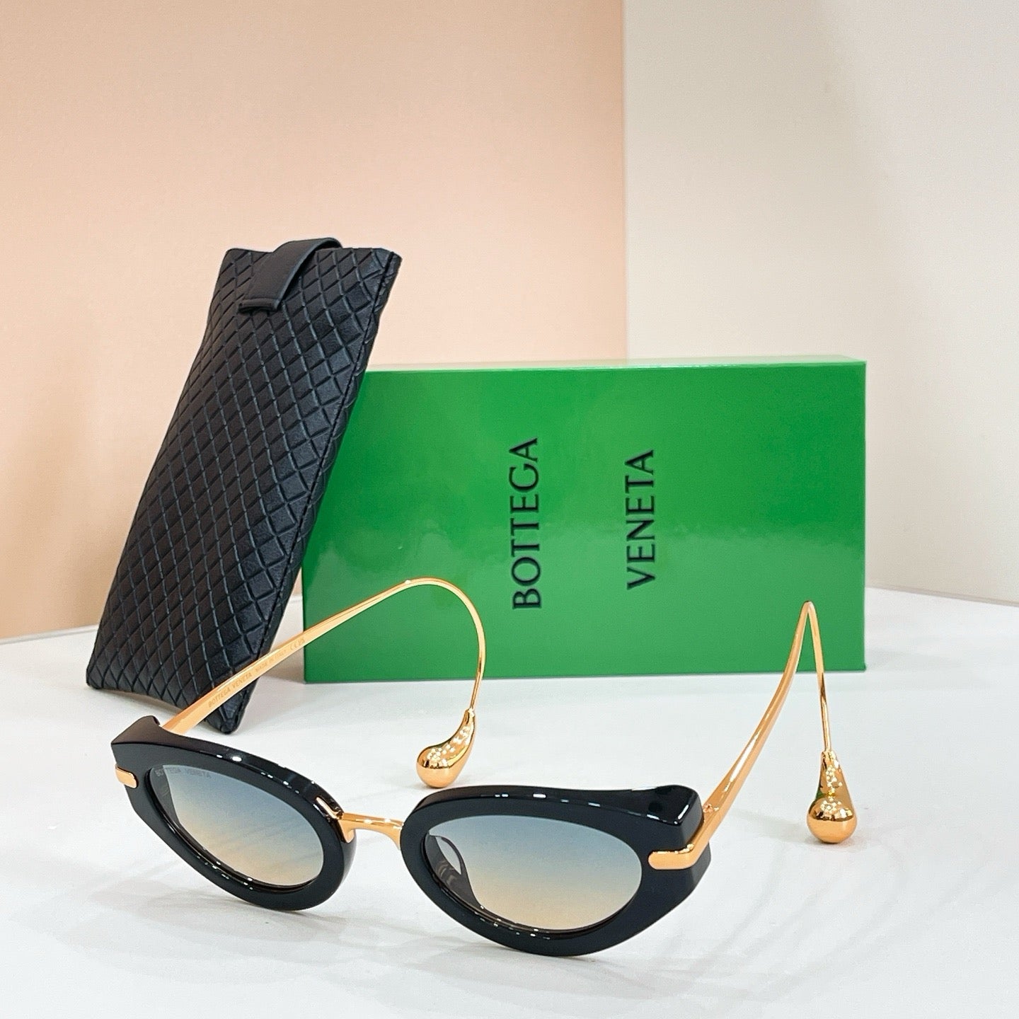 Mehrfarbige Sonnenbrille