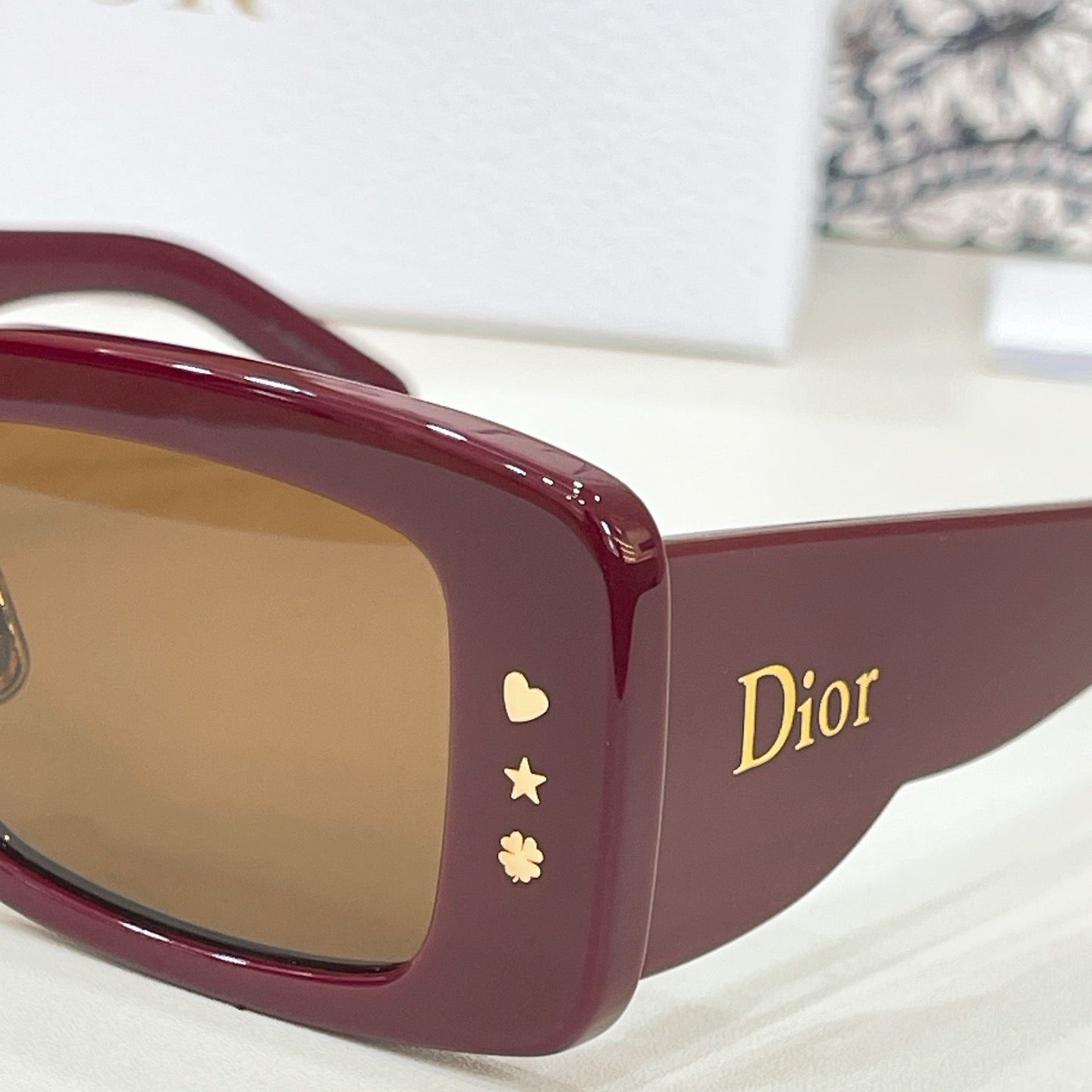 Mehrfarbige Sonnenbrille