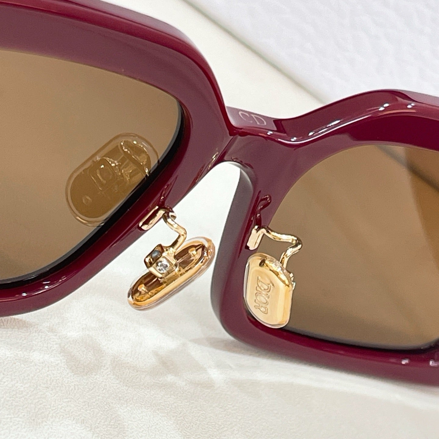 Mehrfarbige Sonnenbrille