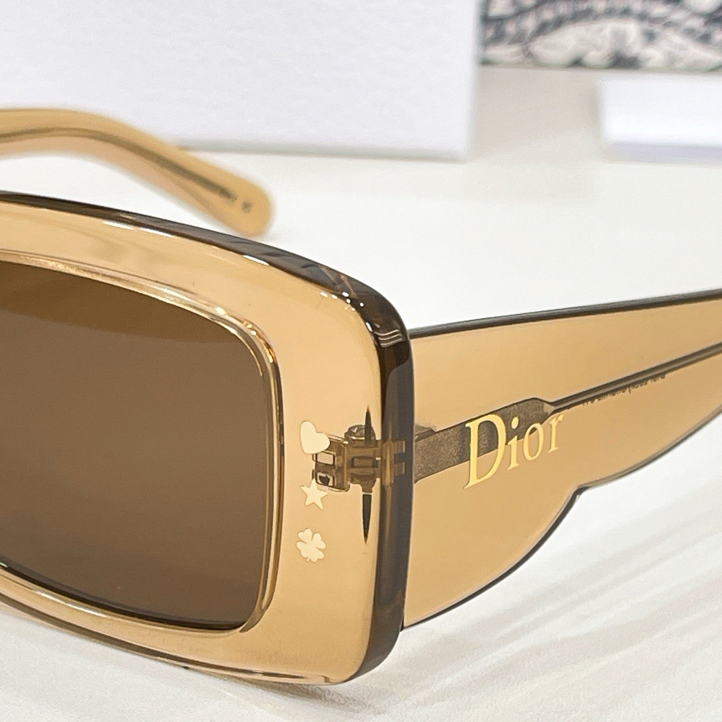 Mehrfarbige Sonnenbrille