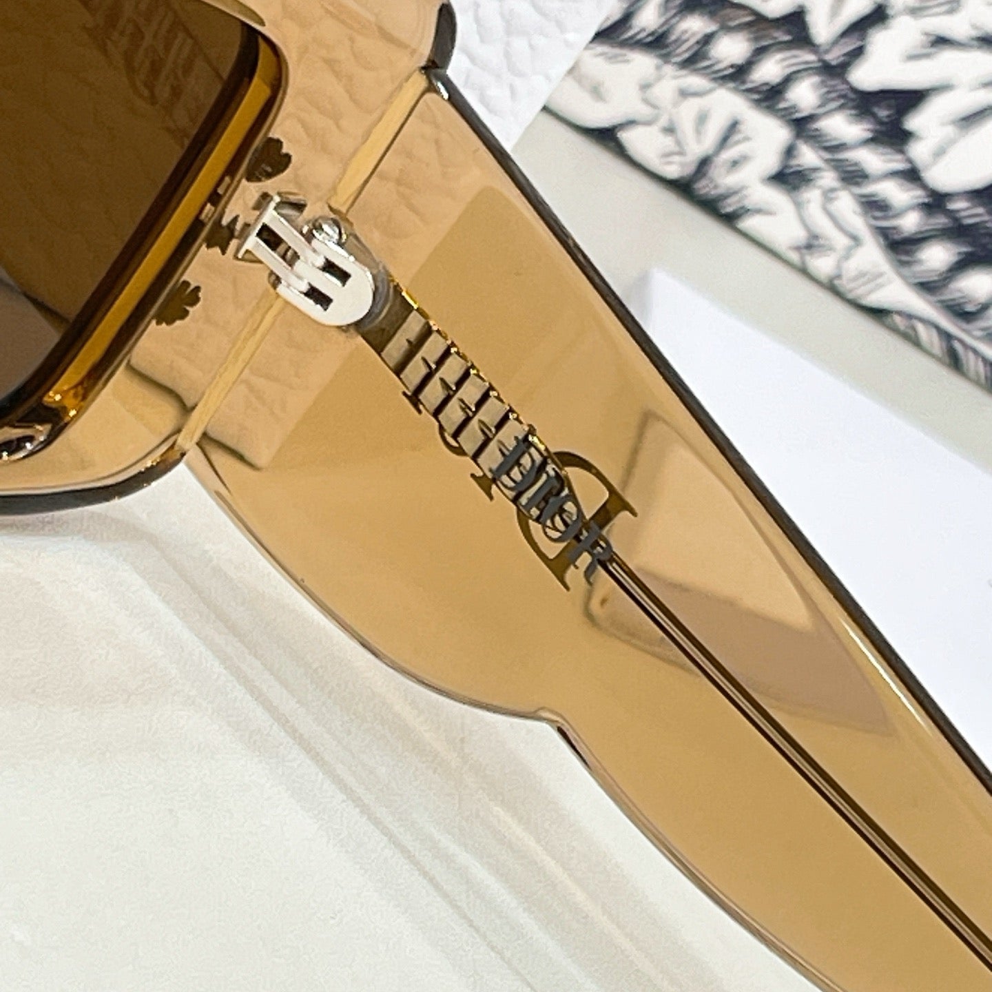 Mehrfarbige Sonnenbrille