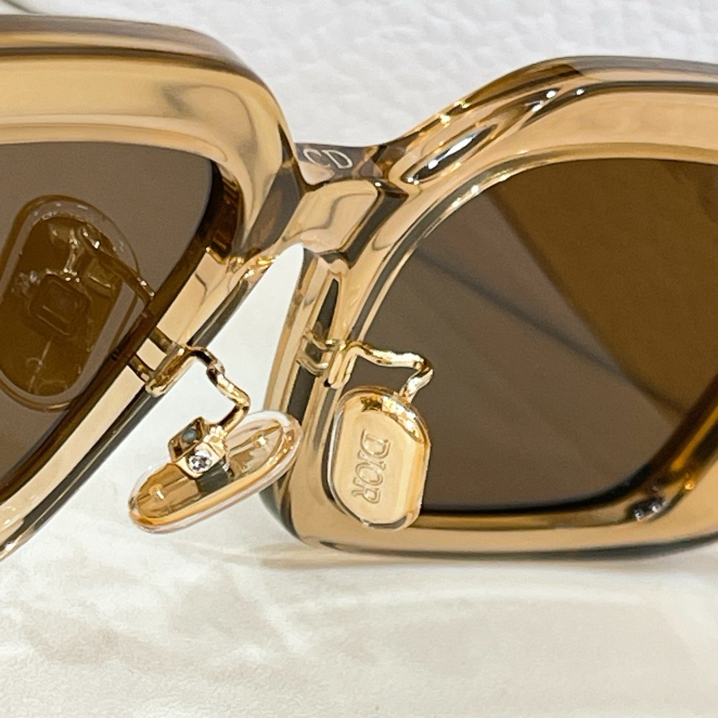 Mehrfarbige Sonnenbrille