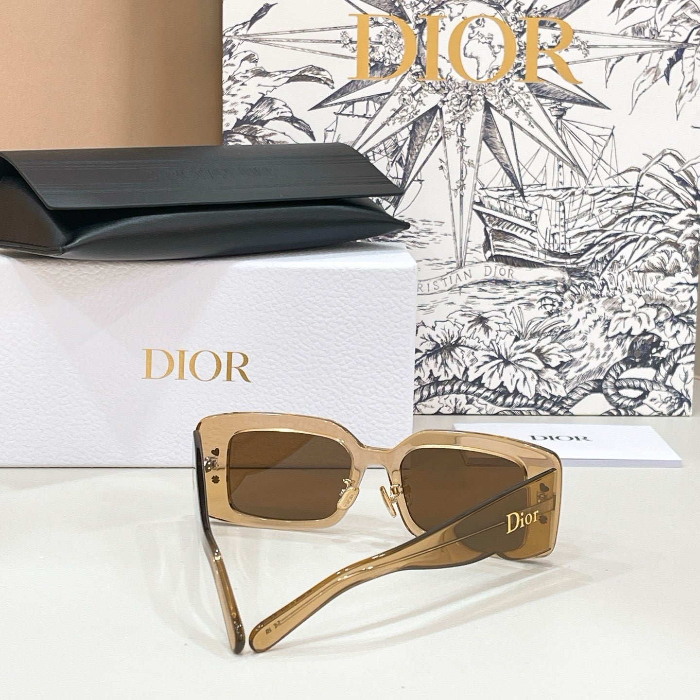 Mehrfarbige Sonnenbrille
