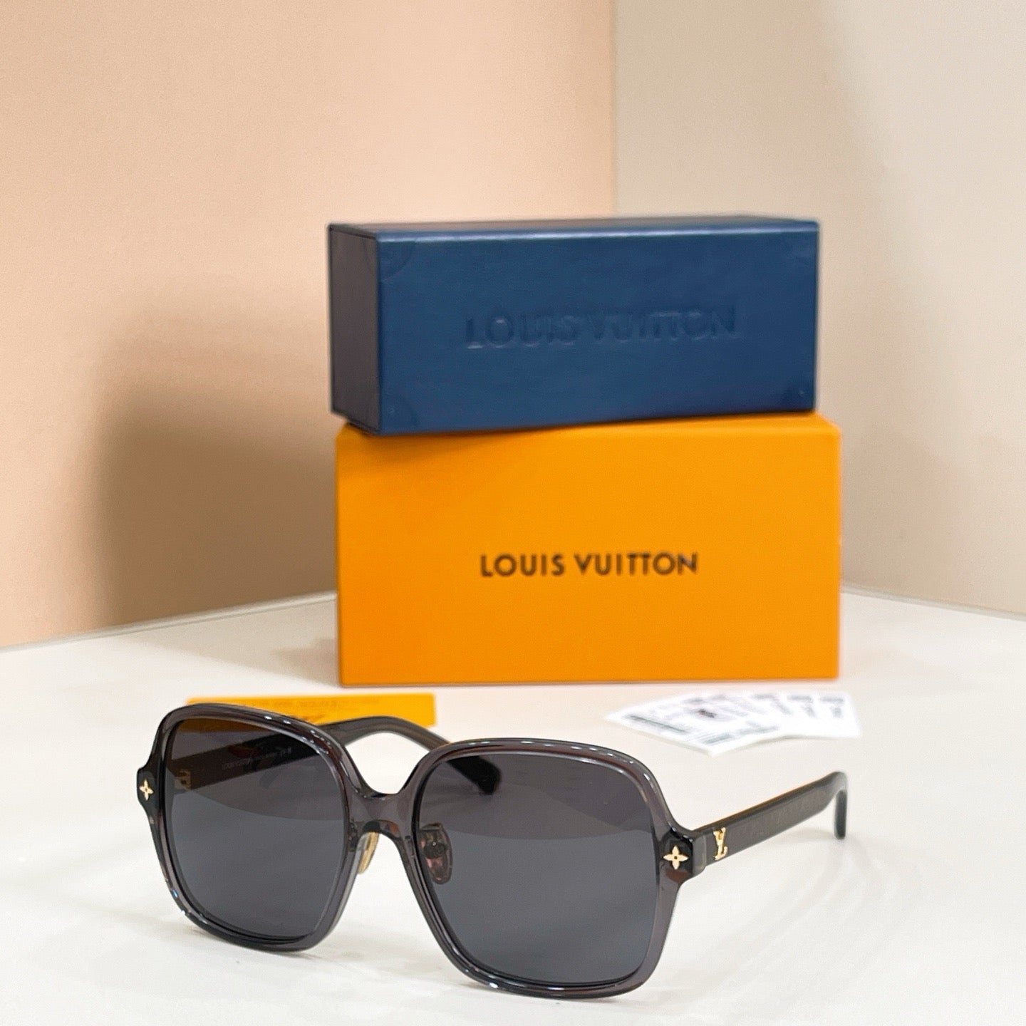 Mehrfarbige Sonnenbrille