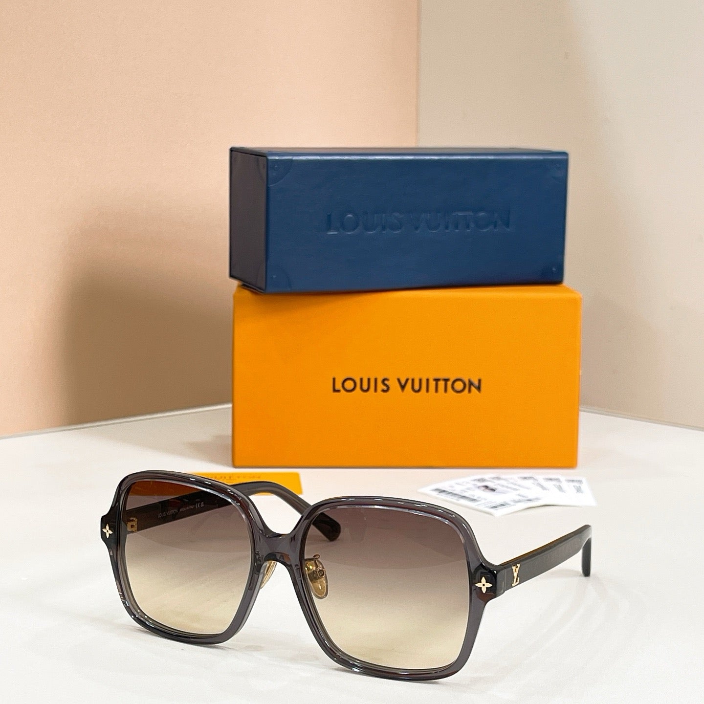 Mehrfarbige Sonnenbrille