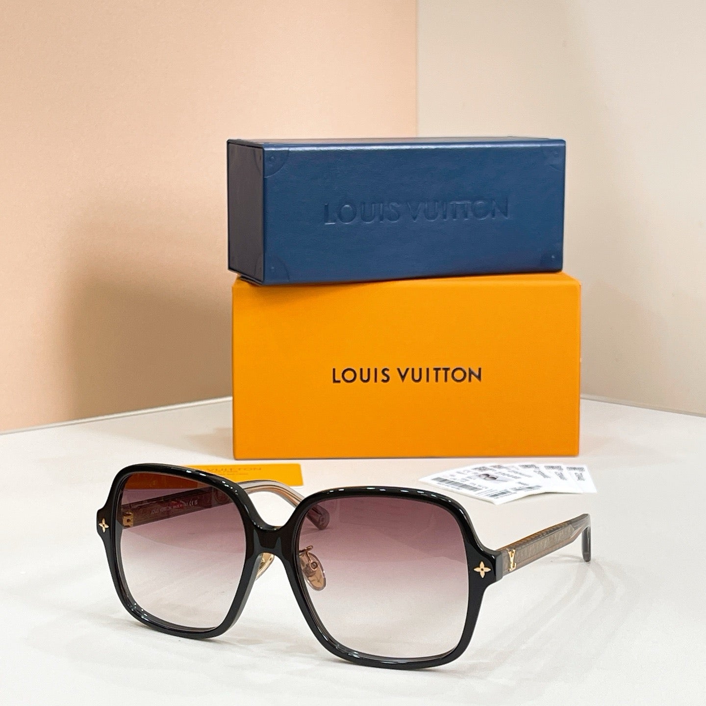 Mehrfarbige Sonnenbrille