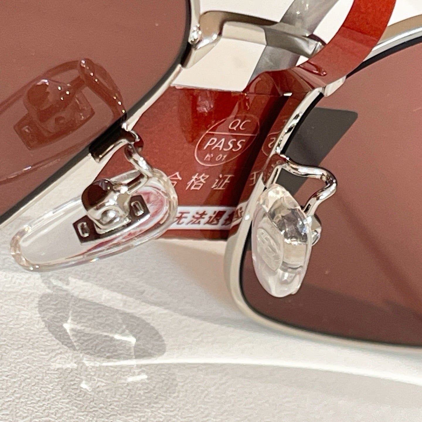 Mehrfarbige Sonnenbrille