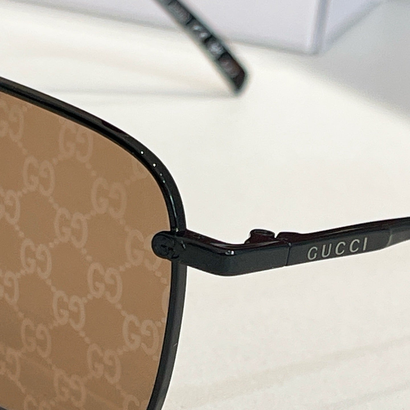 Mehrfarbige Sonnenbrille