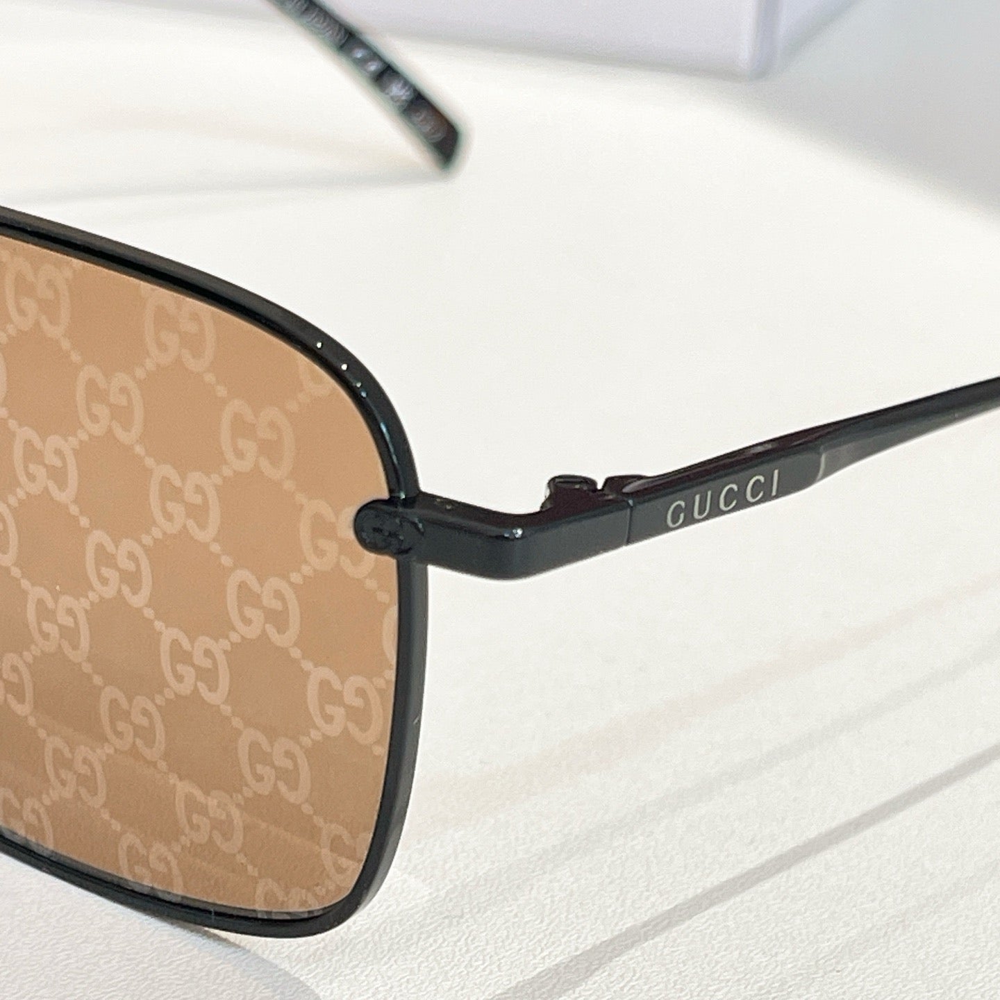 Mehrfarbige Sonnenbrille
