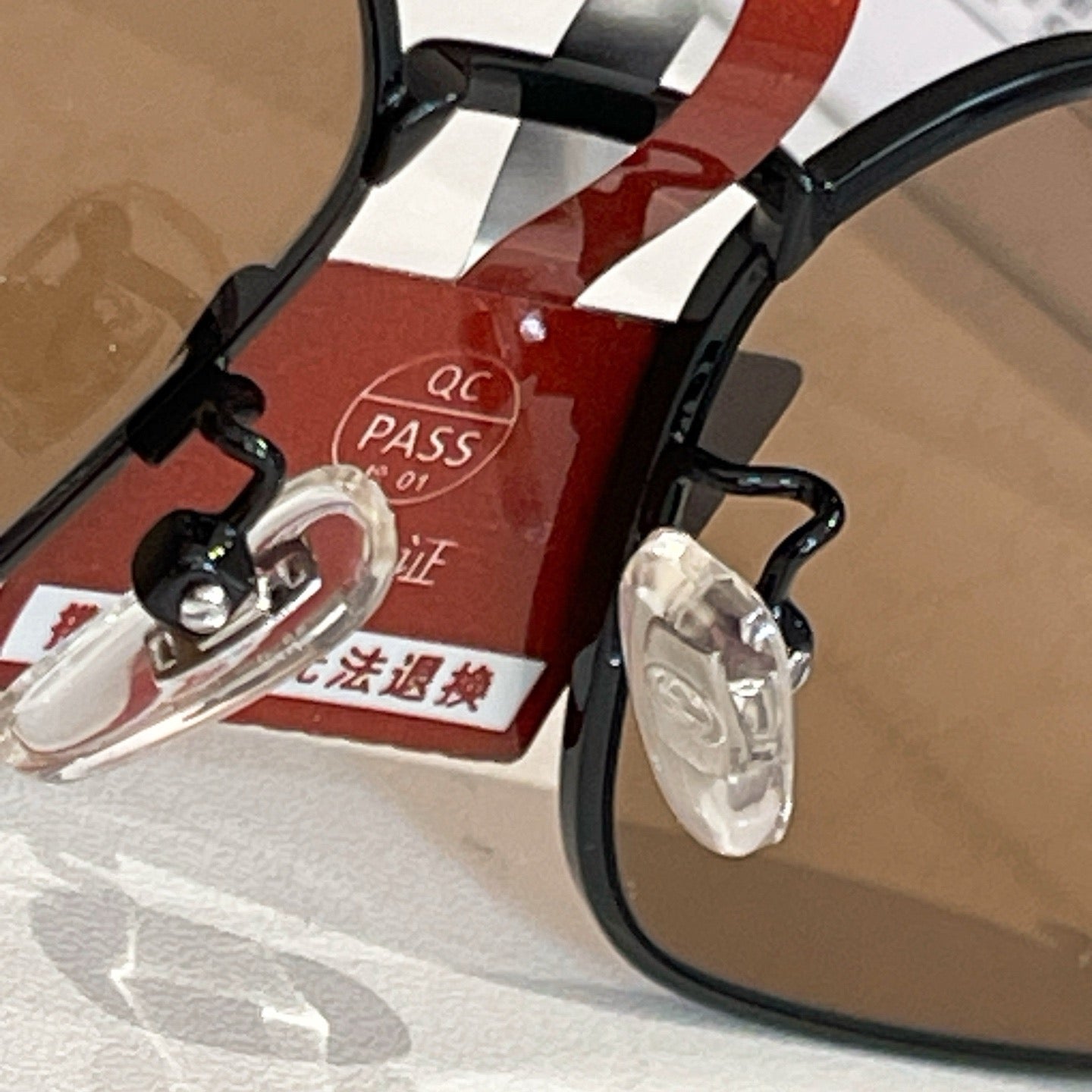 Mehrfarbige Sonnenbrille