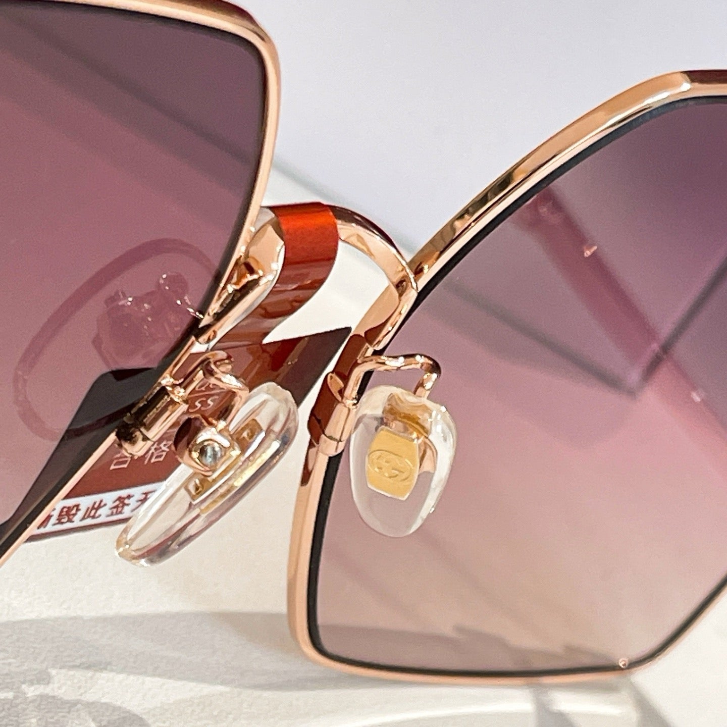 Mehrfarbige Sonnenbrille