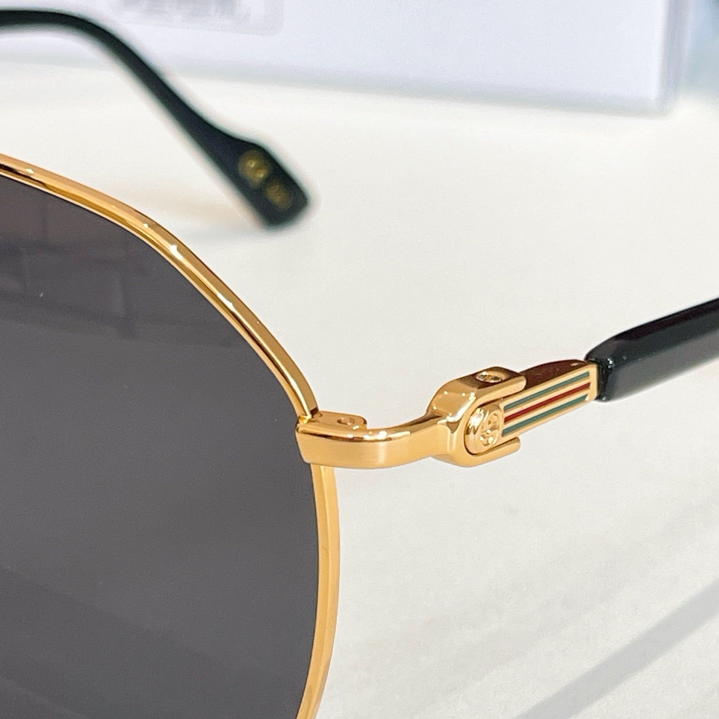 Mehrfarbige Sonnenbrille