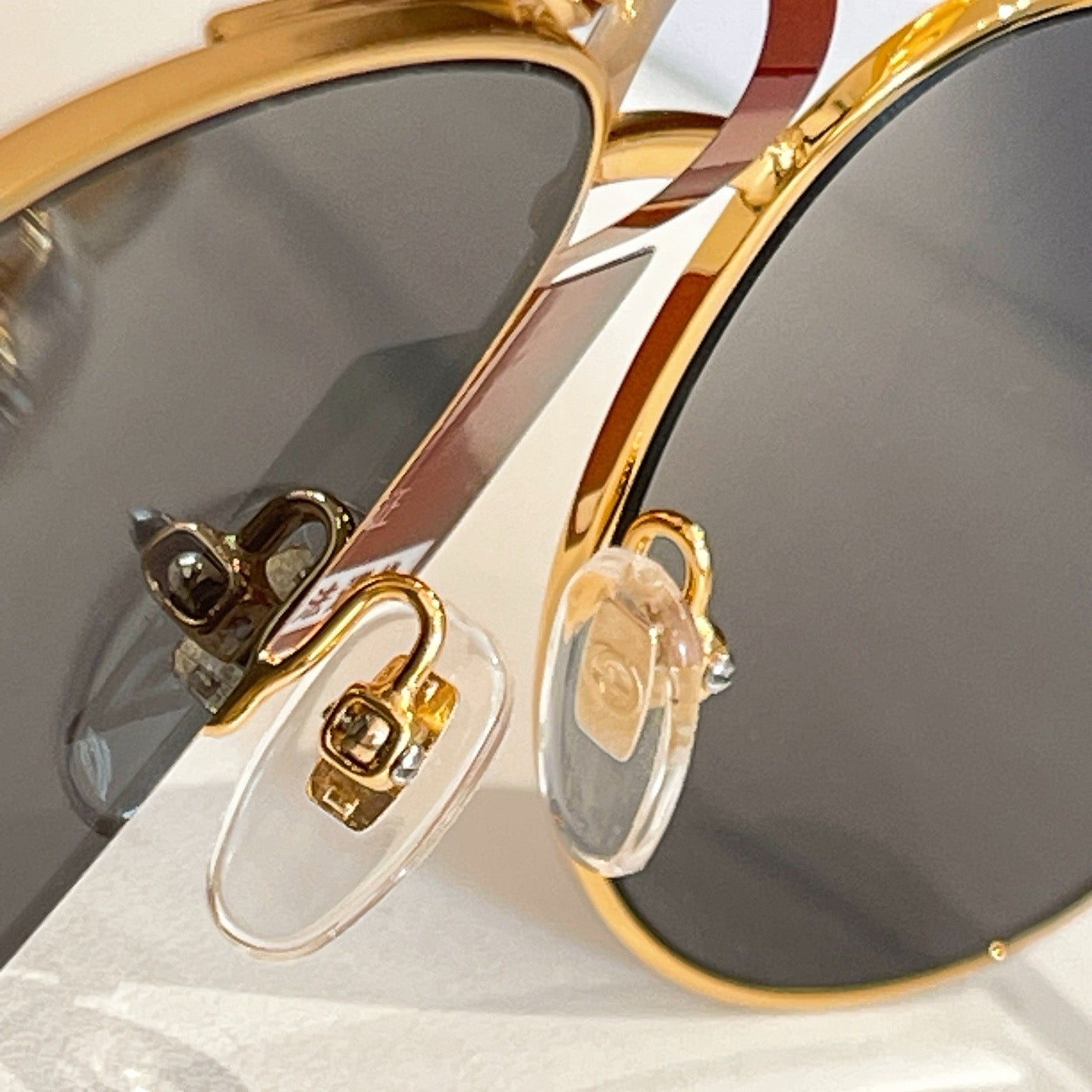 Mehrfarbige Sonnenbrille