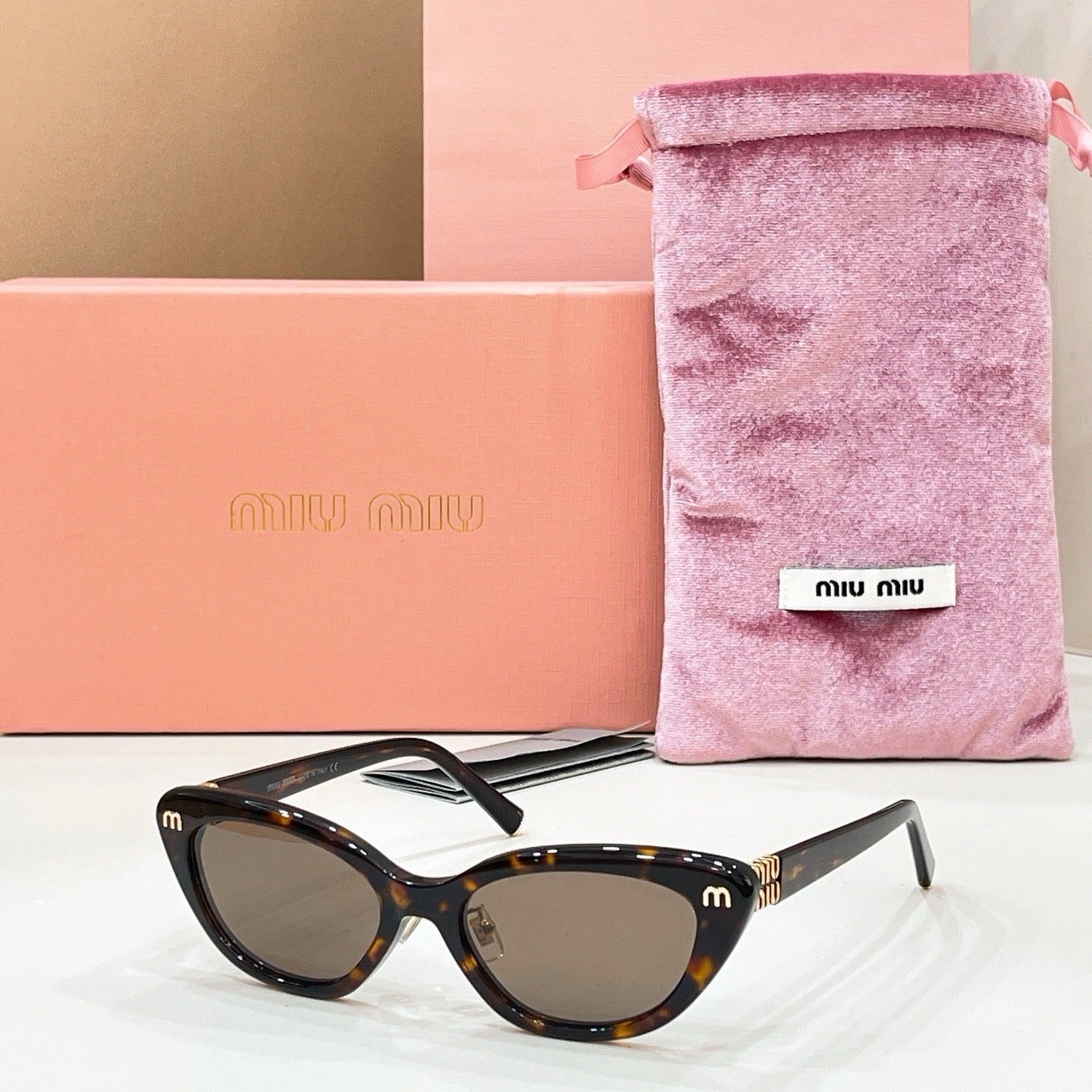 Mehrfarbige Sonnenbrille