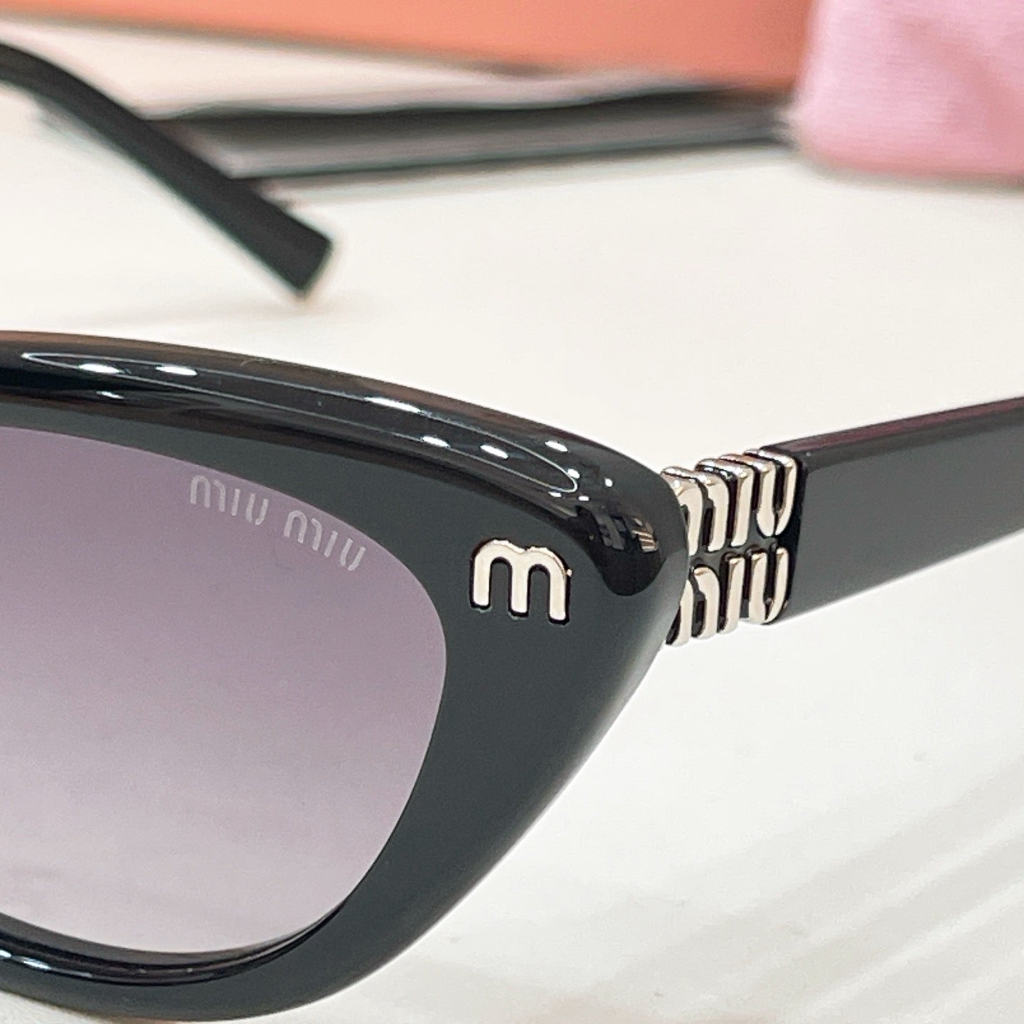Mehrfarbige Sonnenbrille