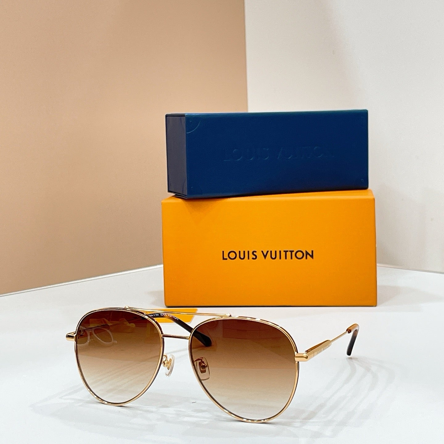Mehrfarbige Sonnenbrille