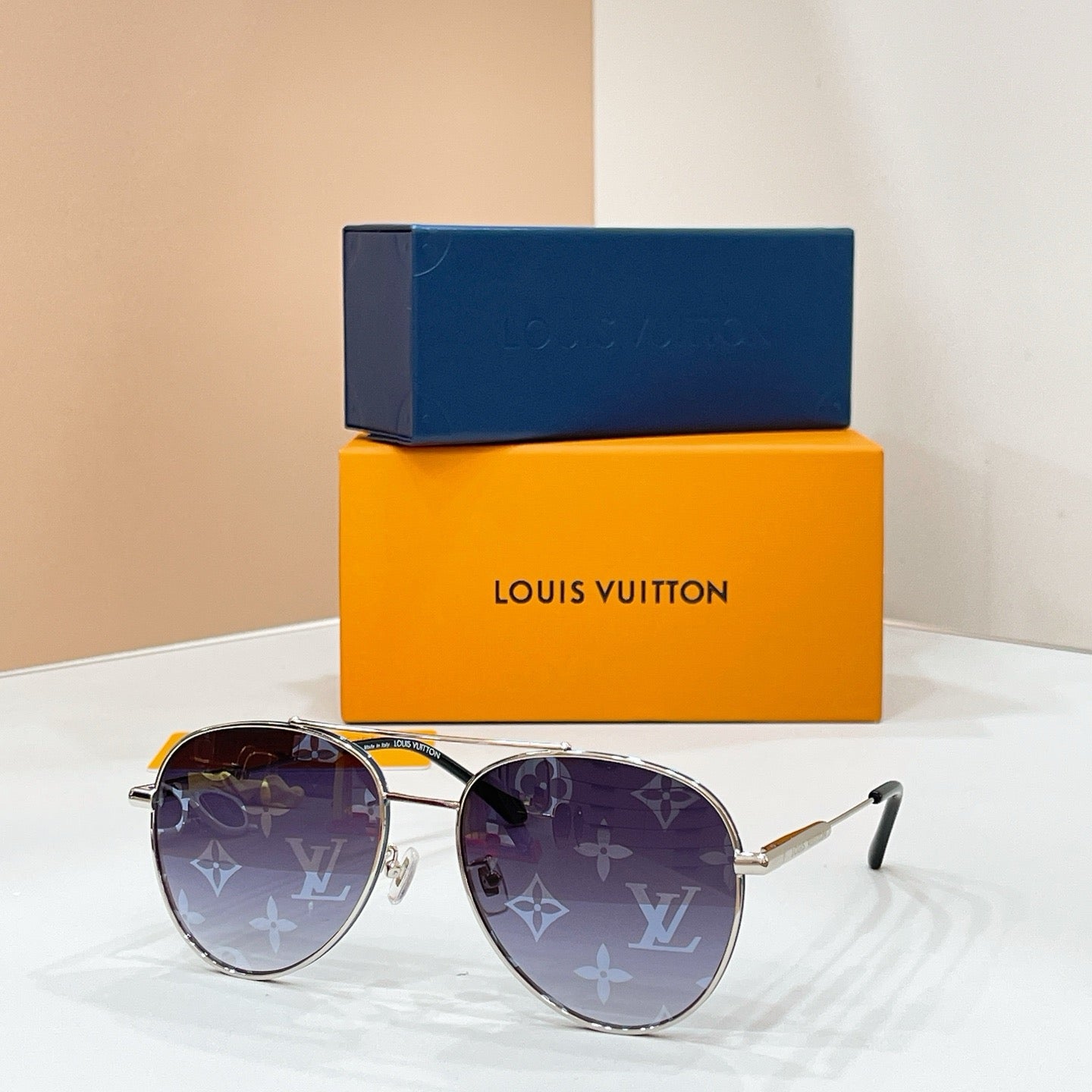 Mehrfarbige Sonnenbrille