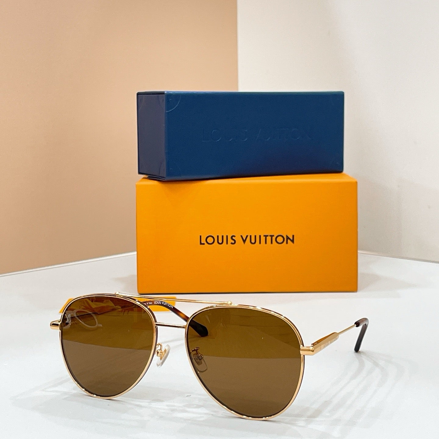 Mehrfarbige Sonnenbrille