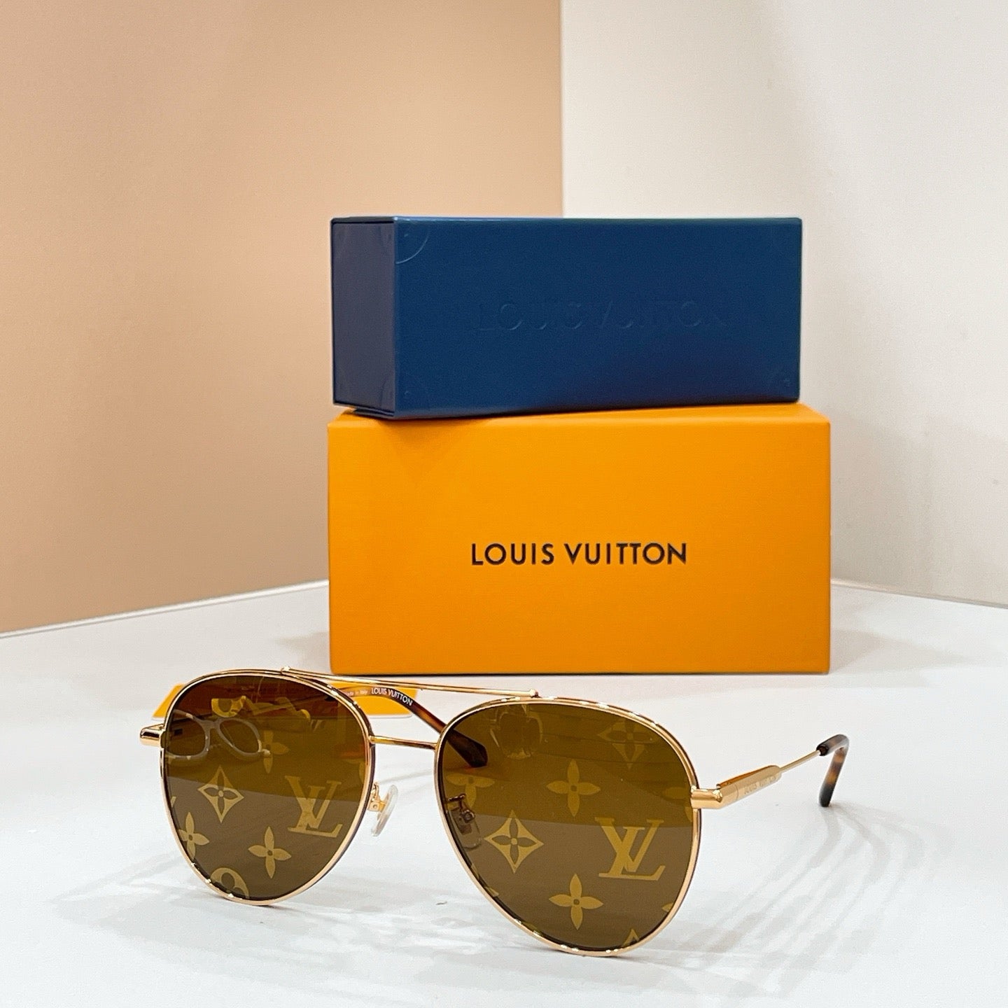 Mehrfarbige Sonnenbrille