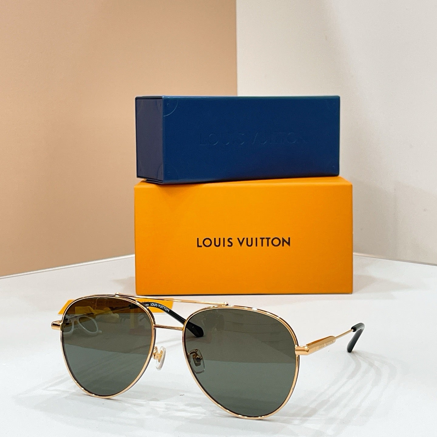 Mehrfarbige Sonnenbrille