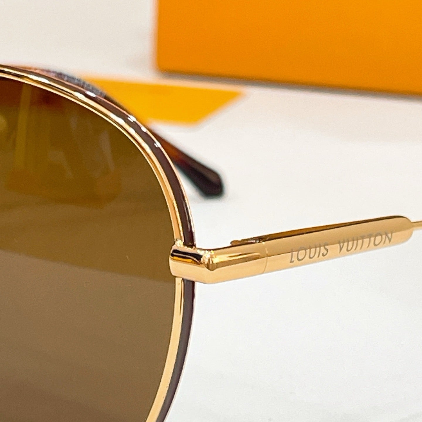 Mehrfarbige Sonnenbrille