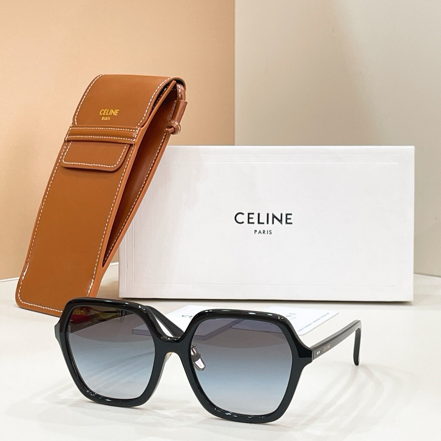 Mehrfarbige Sonnenbrille