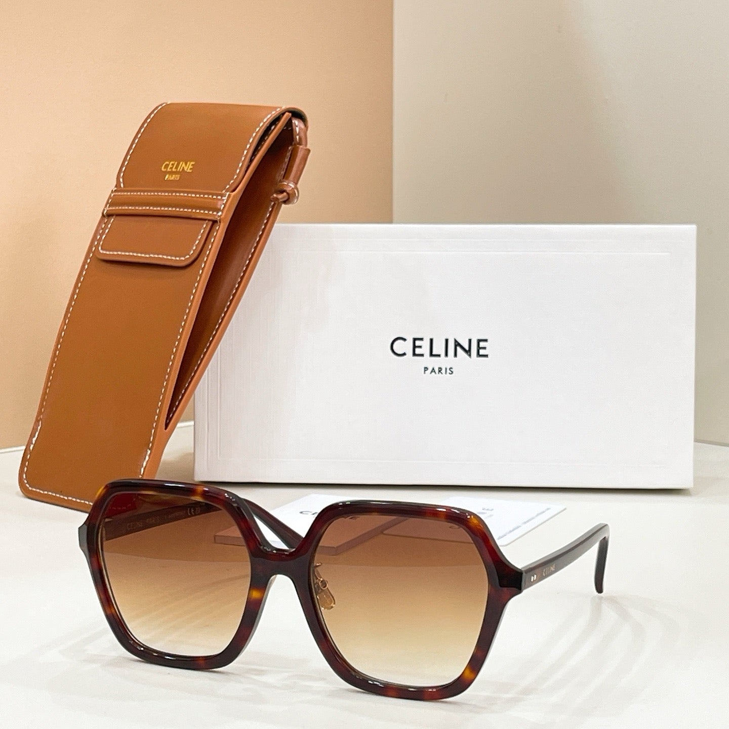 Mehrfarbige Sonnenbrille