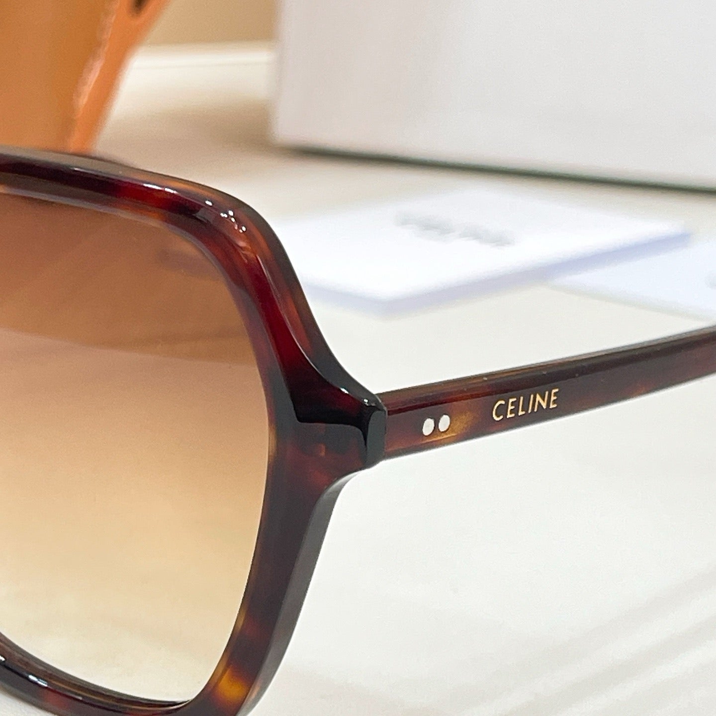 Mehrfarbige Sonnenbrille