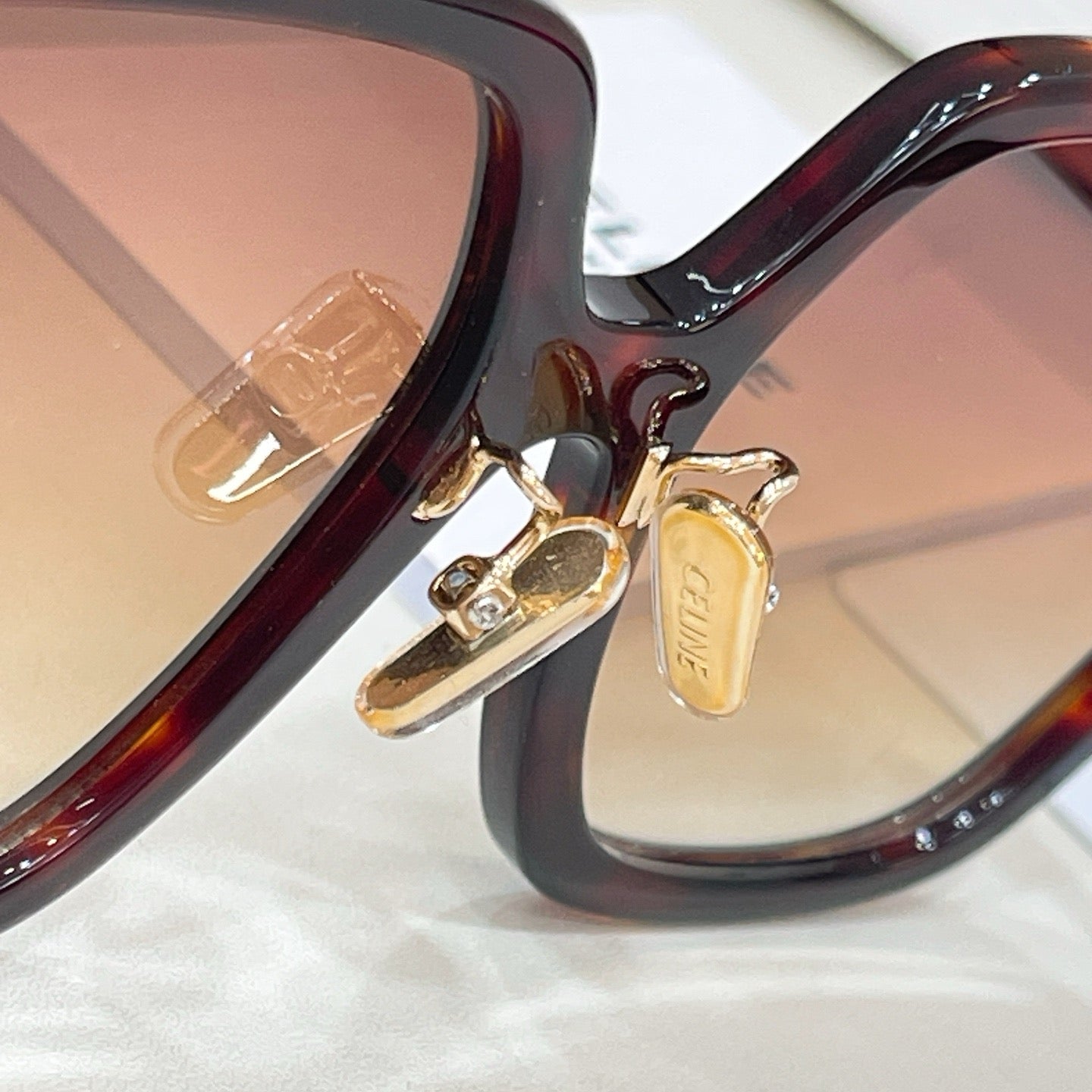 Mehrfarbige Sonnenbrille