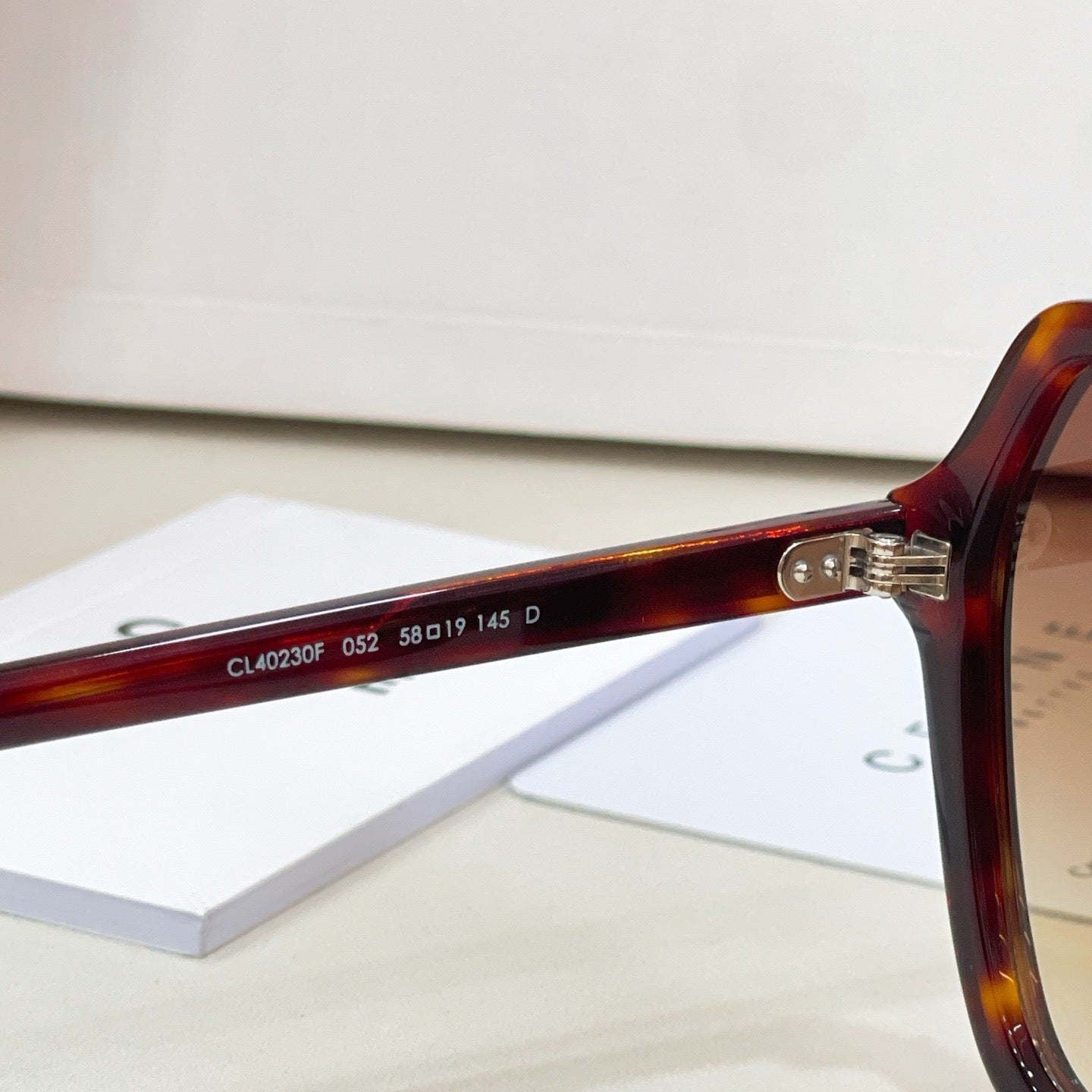 Mehrfarbige Sonnenbrille